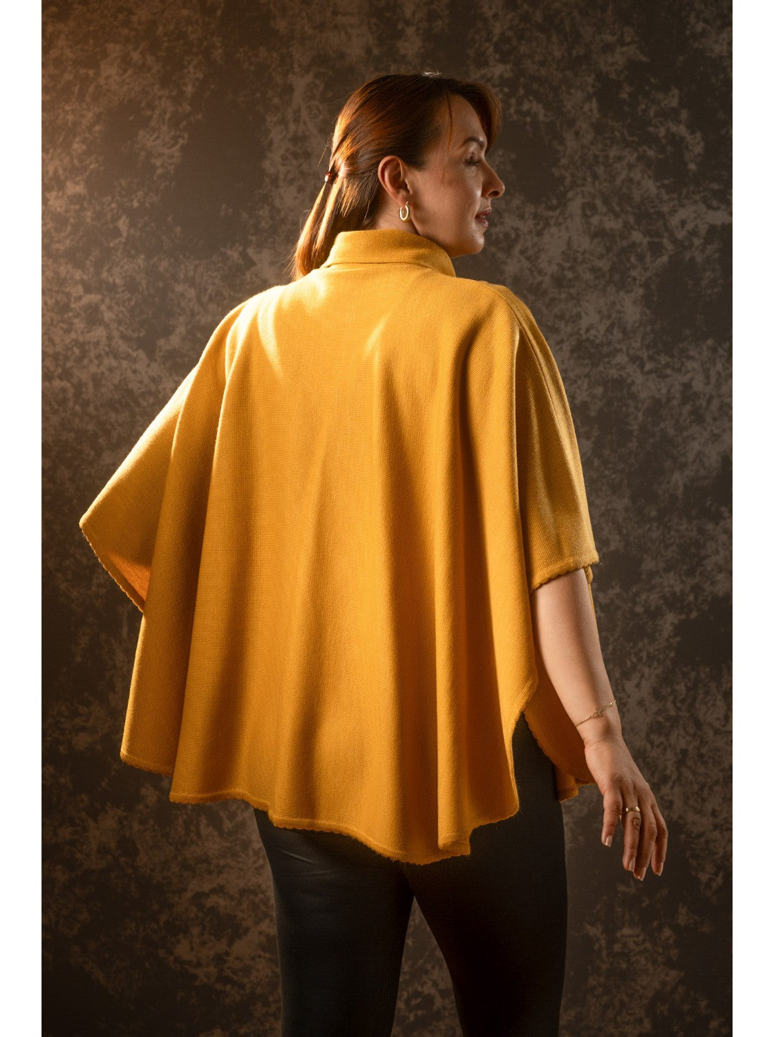 Capa elegante mujer tejida - Rosita Mostaza