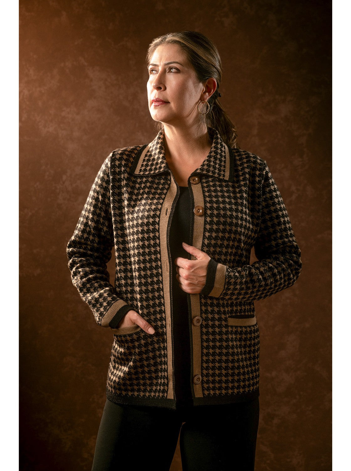 Saco cuello camisero mujer. Conchita Negro-Camel