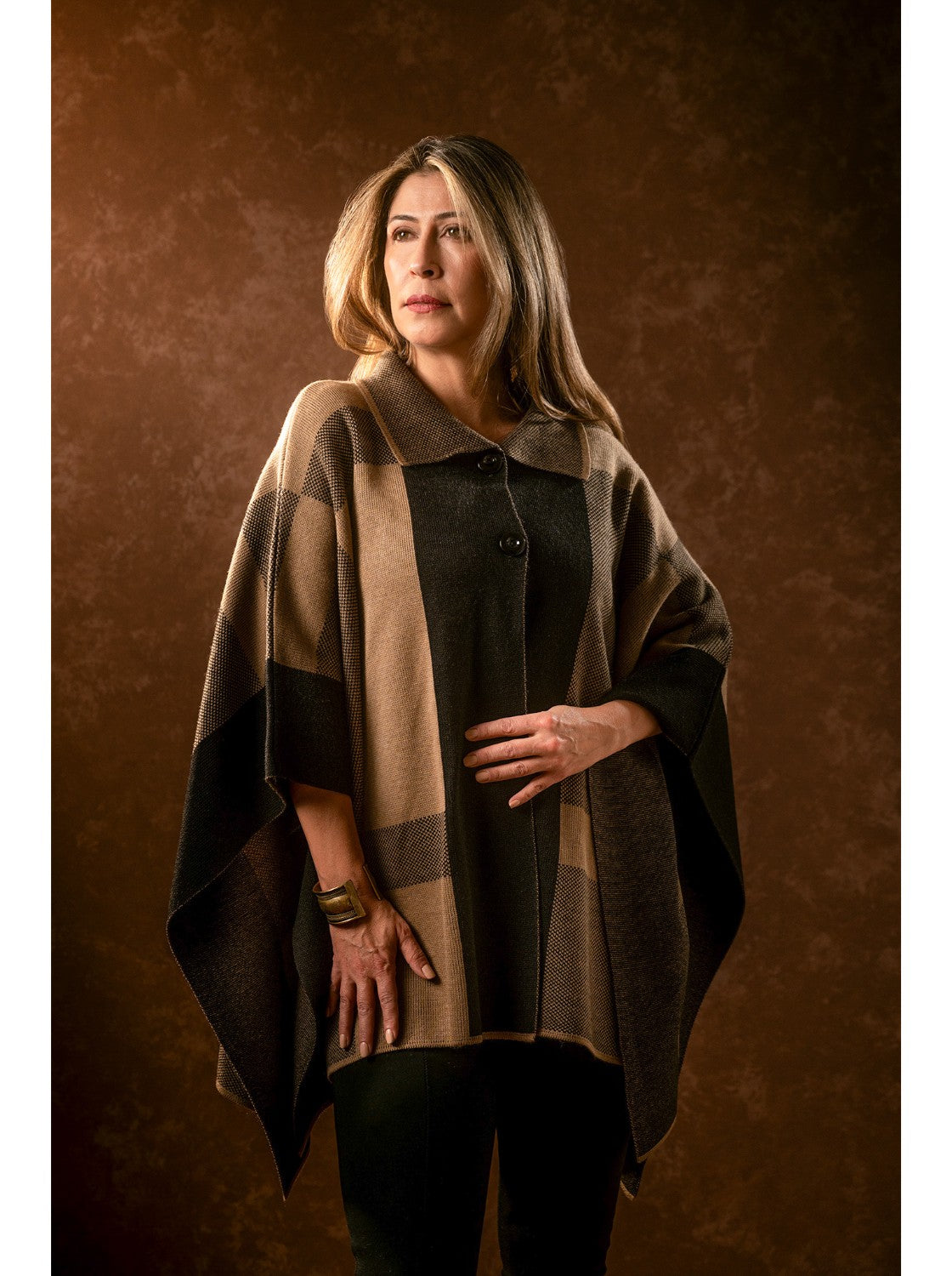 Ruana tejida. Ibiza Negro-Camel