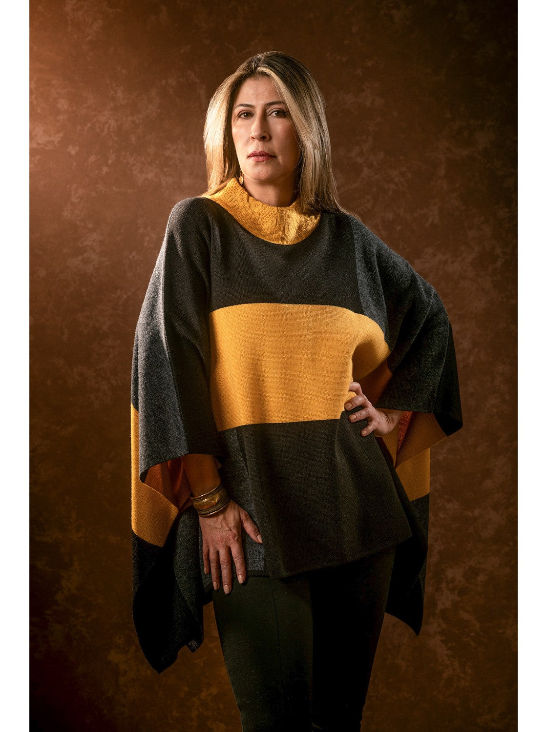 Ruana con diseño. Omega Gris-Negro-Mostaza