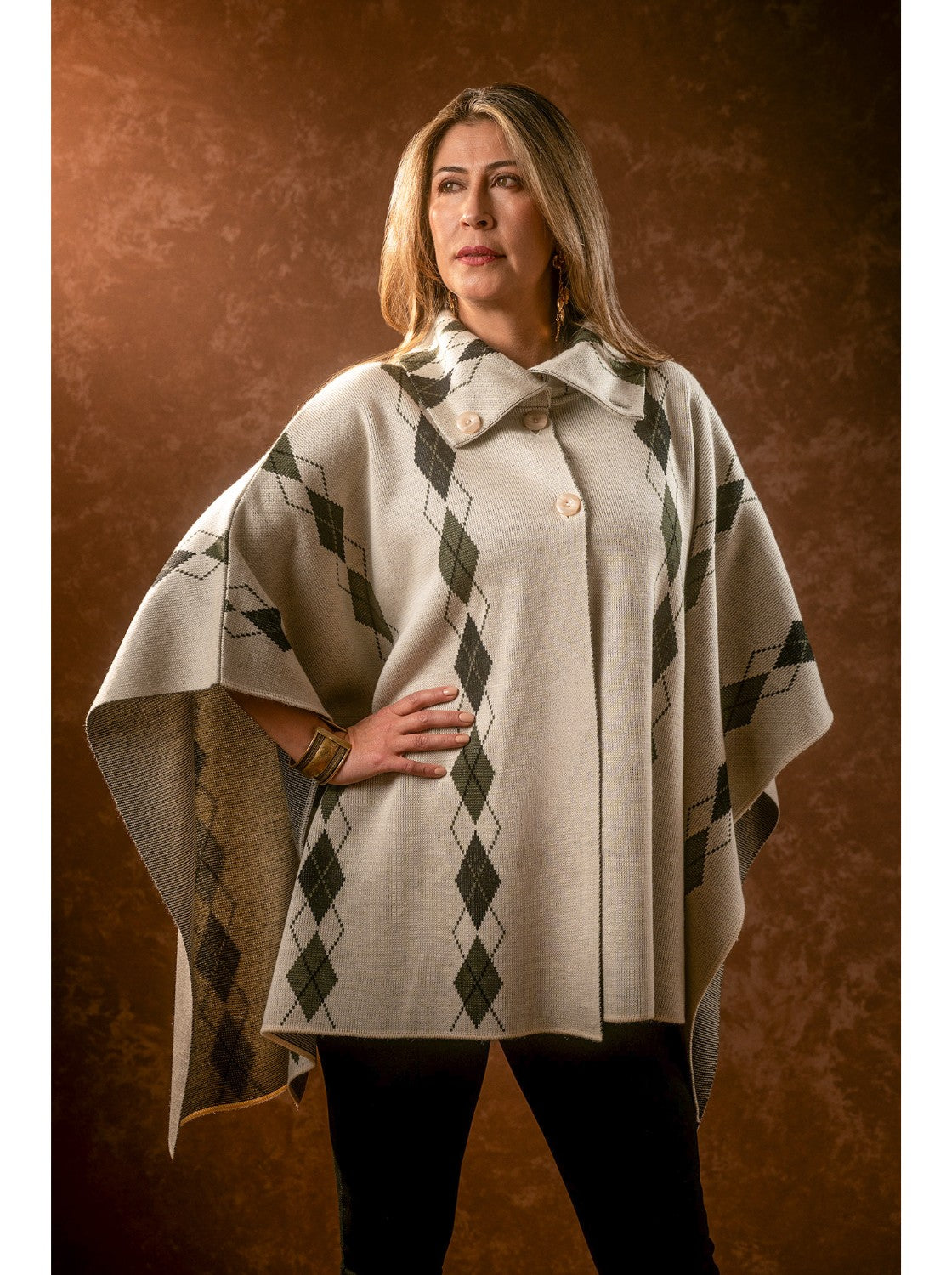 Ruana abierta. Rombos Habano-Verde-Negro
