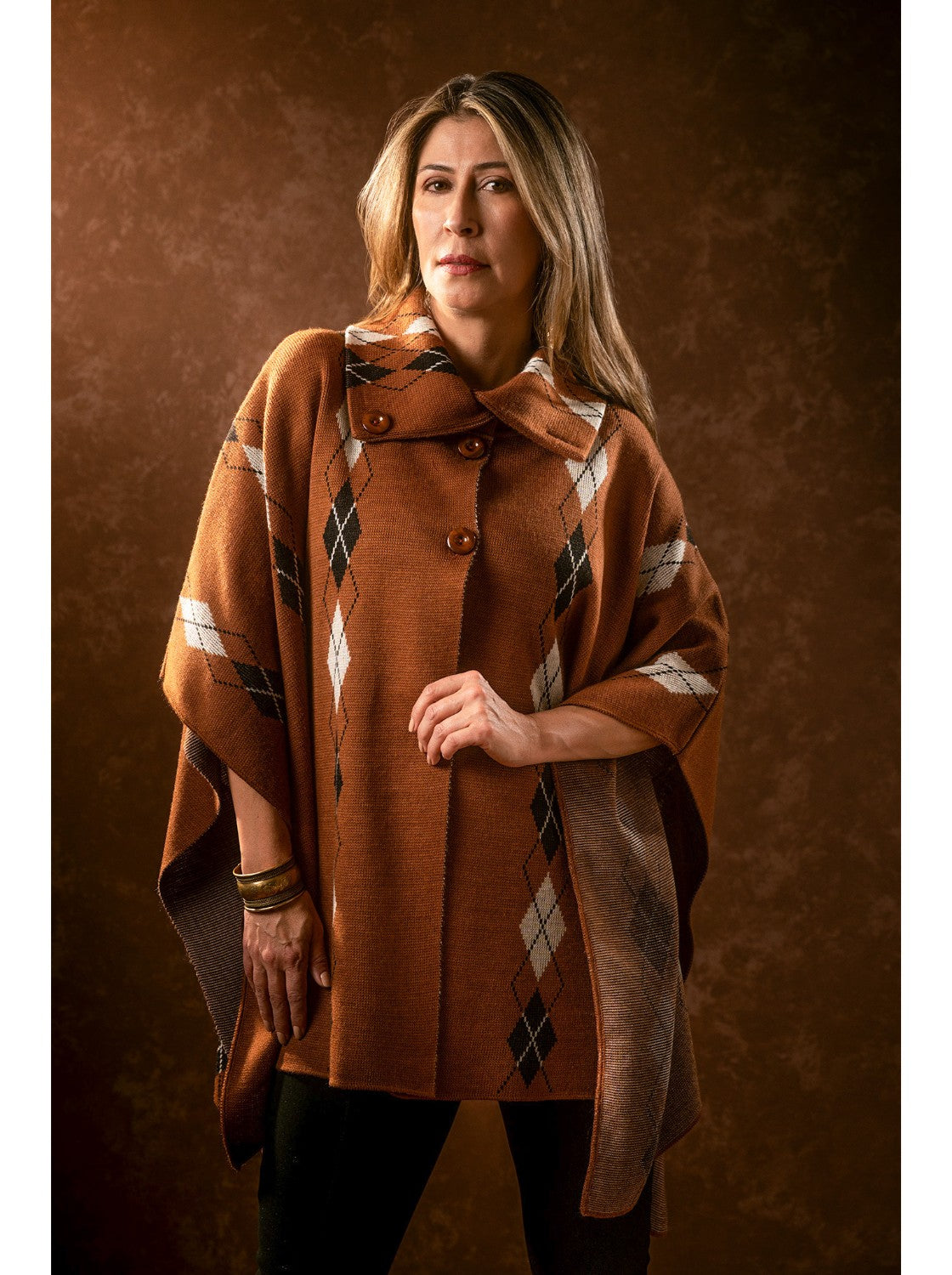 Ruana abierta. Rombos Miel-Habano-Negro