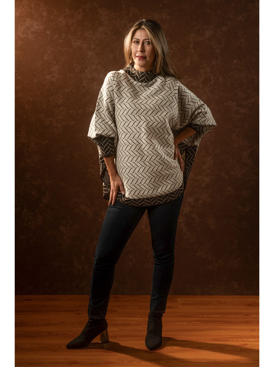 Ruana con mangas para mujer. Agustina Habano-Cafe