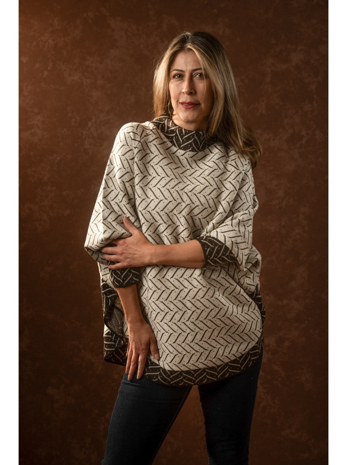 Ruana con mangas para mujer. Agustina Habano-Cafe