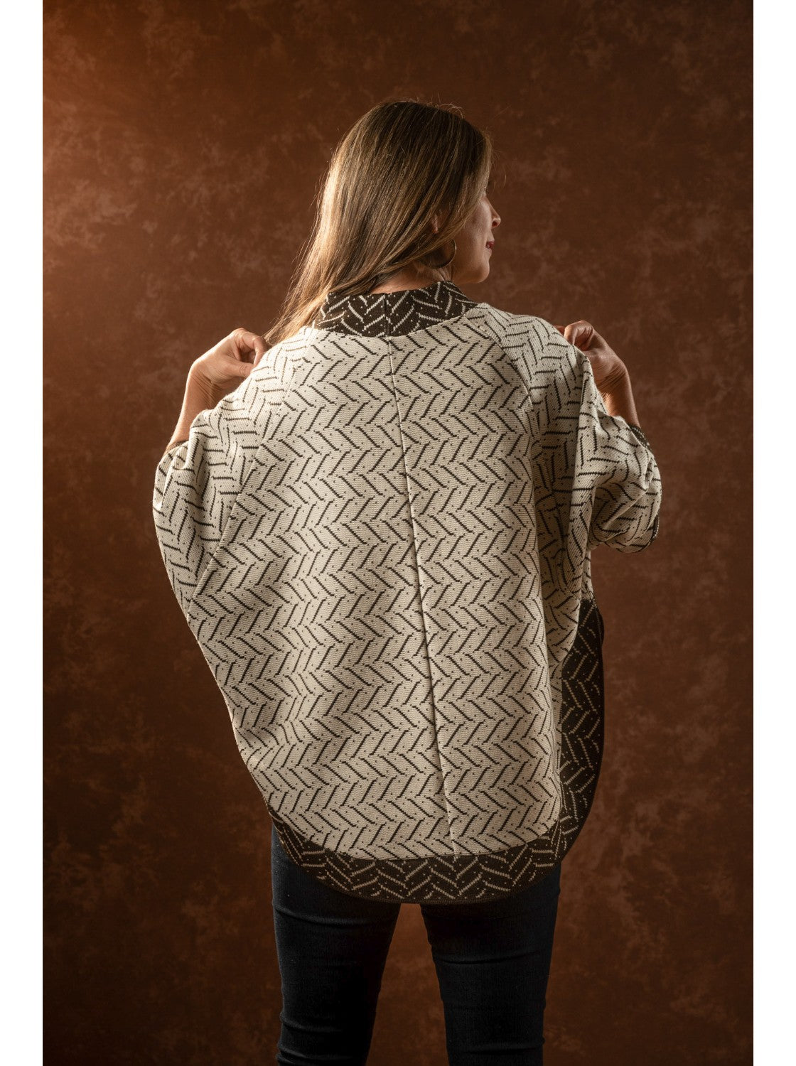 Ruana con mangas para mujer. Agustina Habano-Cafe