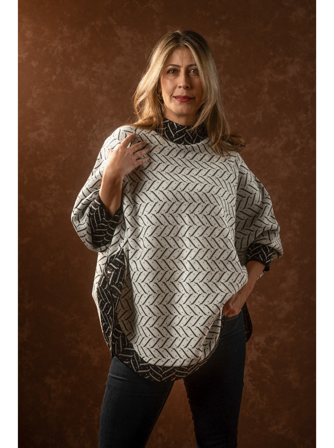 Ruana con mangas para mujer. Agustina Hueso-Negro.