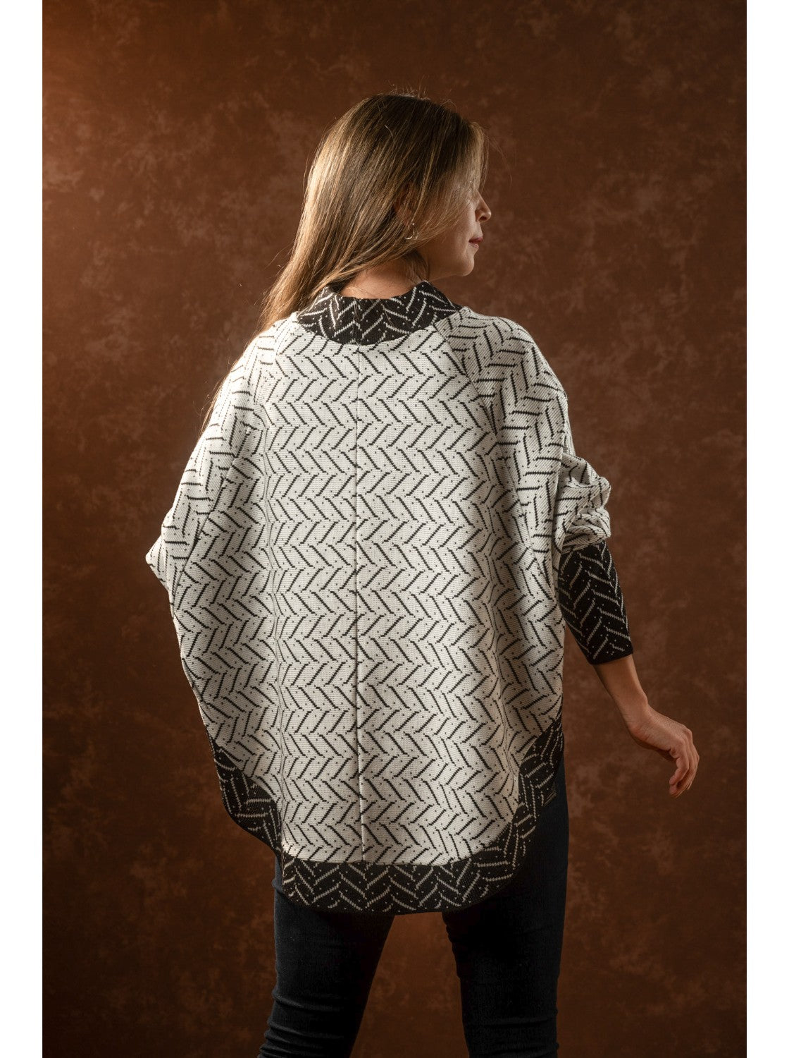 Ruana con mangas para mujer. Agustina Hueso-Negro.