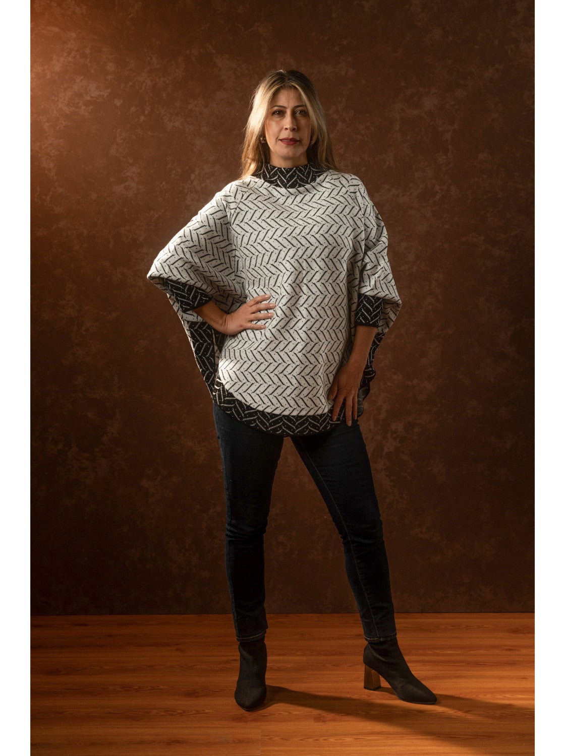 Ruana con mangas para mujer. Agustina Hueso-Negro.