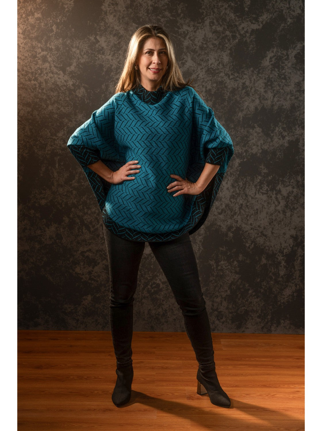 Ruana con mangas para mujer. Agustina Petroleo-Negro