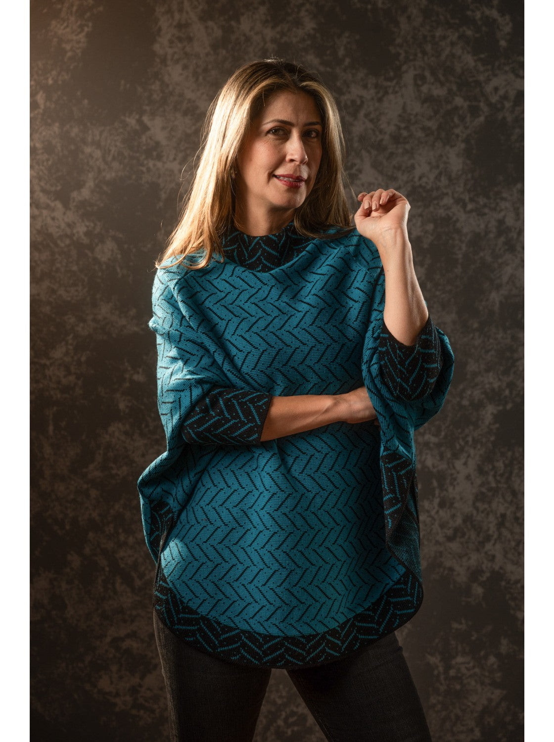 Ruana con mangas para mujer. Agustina Petroleo-Negro