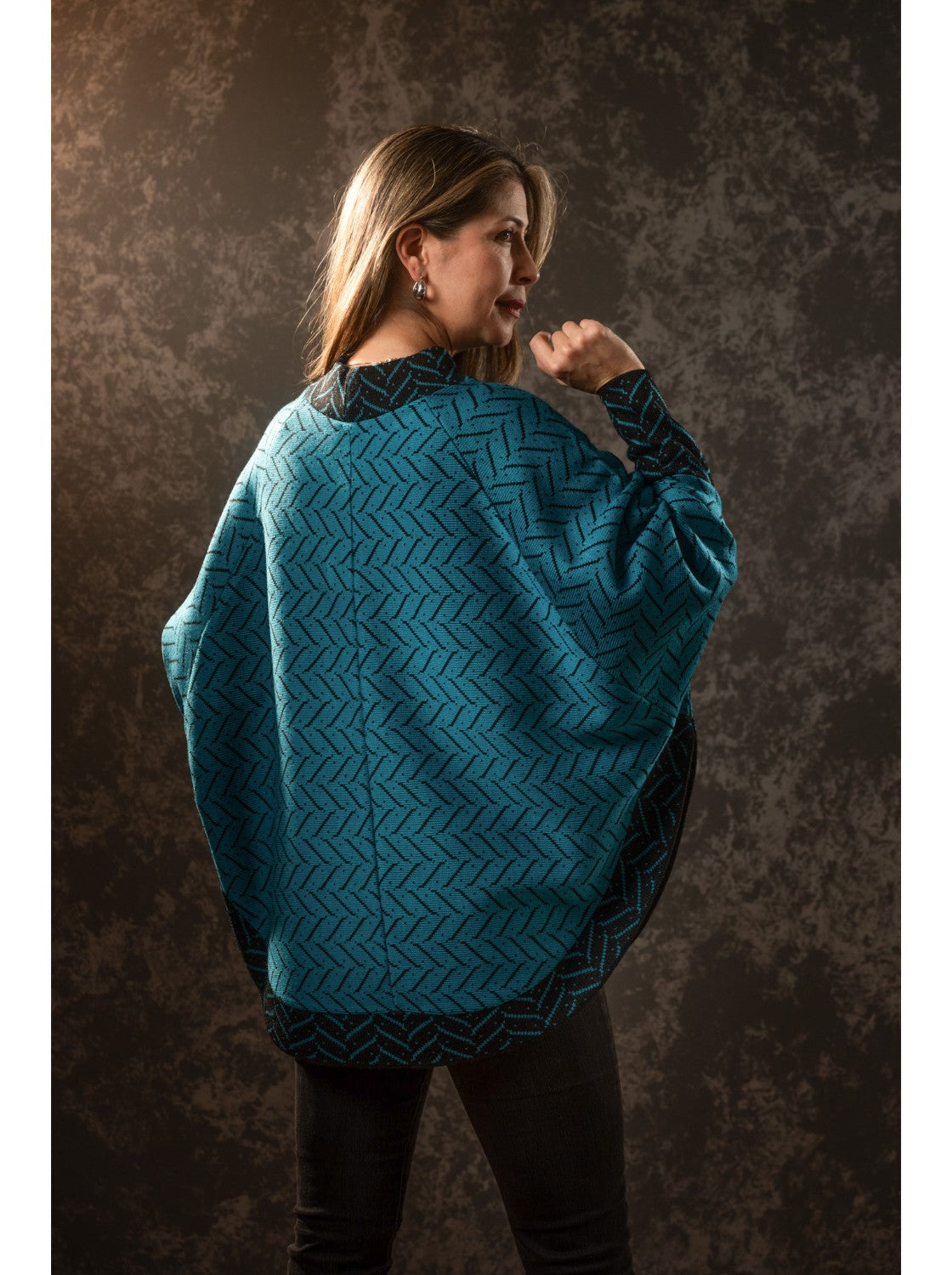 Ruana con mangas para mujer. Agustina Petroleo-Negro