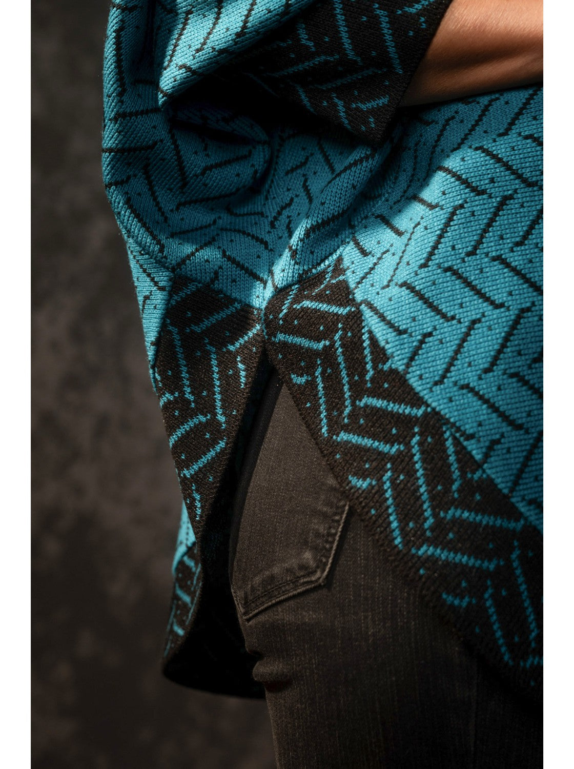 Ruana con mangas para mujer. Agustina Petroleo-Negro