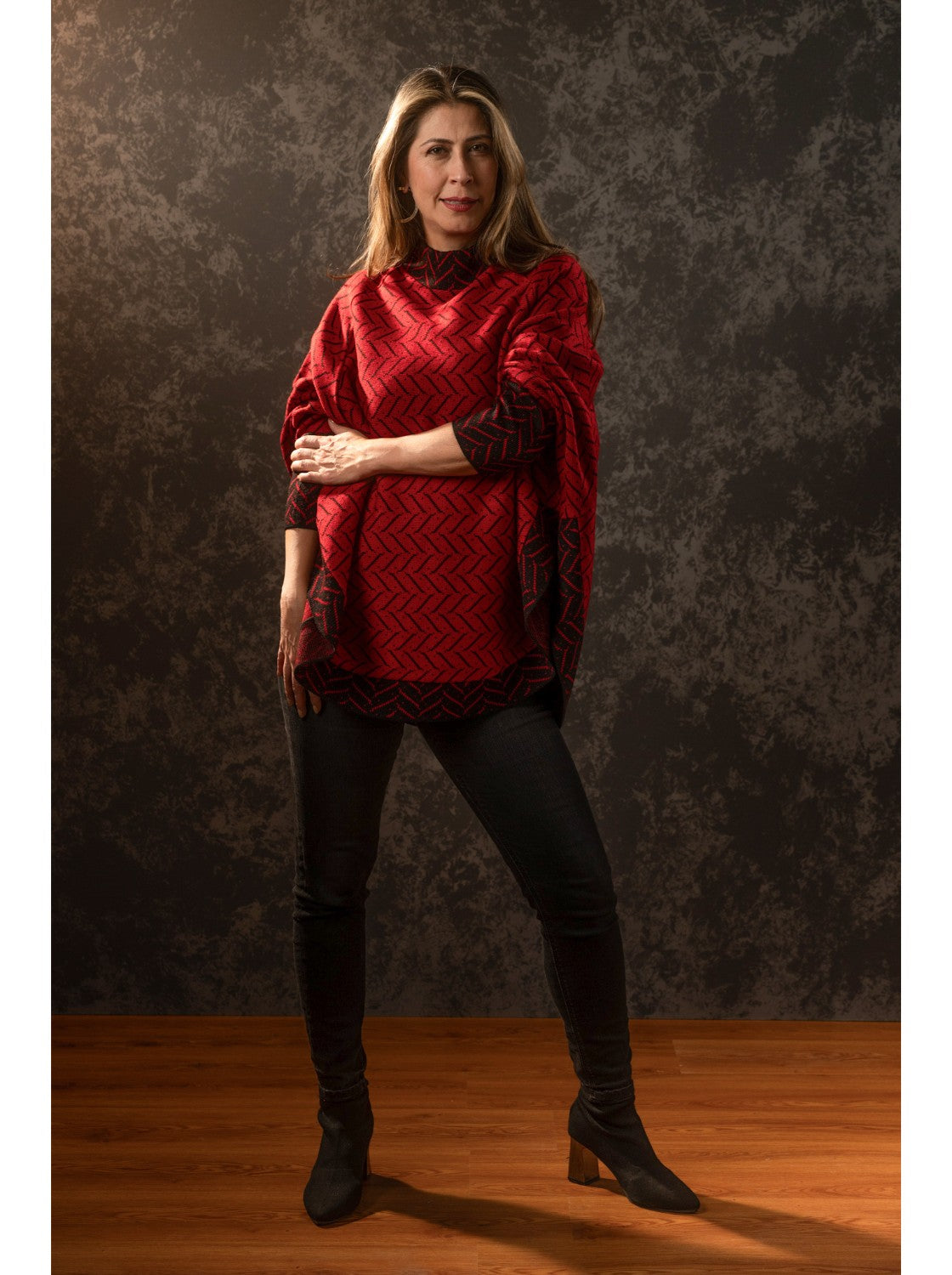 Ruana con mangas para mujer. Agustina Rojo-Negro