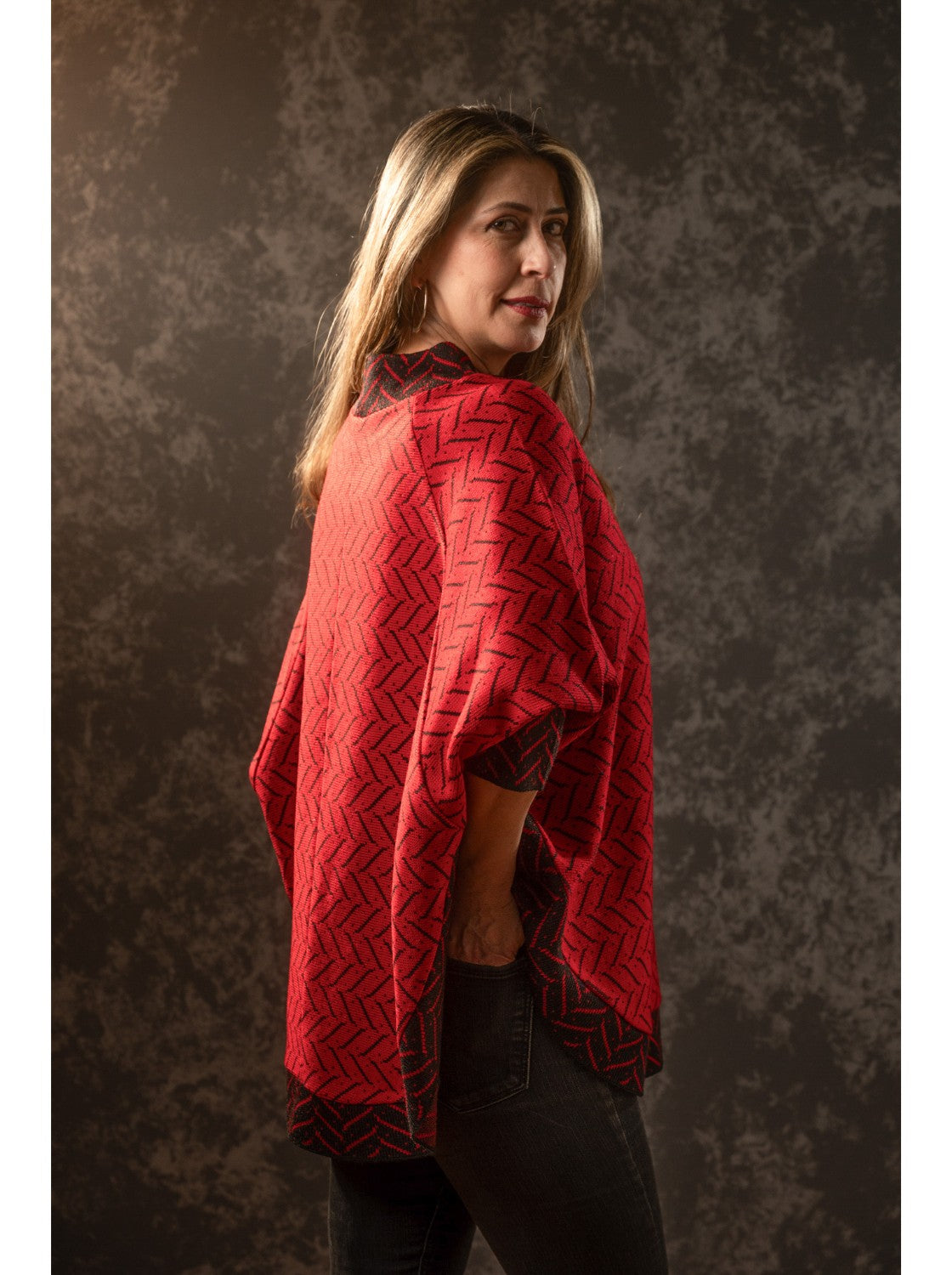 Ruana con mangas para mujer. Agustina Rojo-Negro