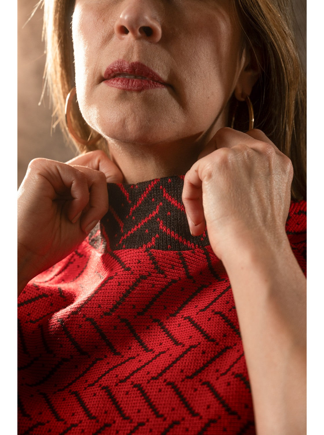 Ruana con mangas para mujer. Agustina Rojo-Negro