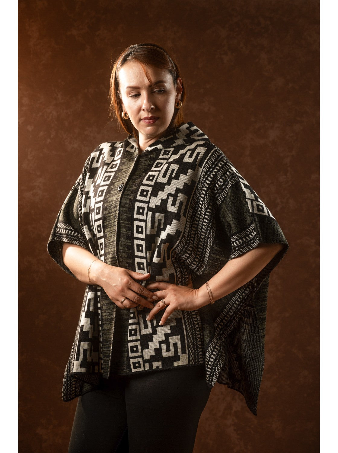 Ruana Moderna para mujer. Candela Habano-Negro