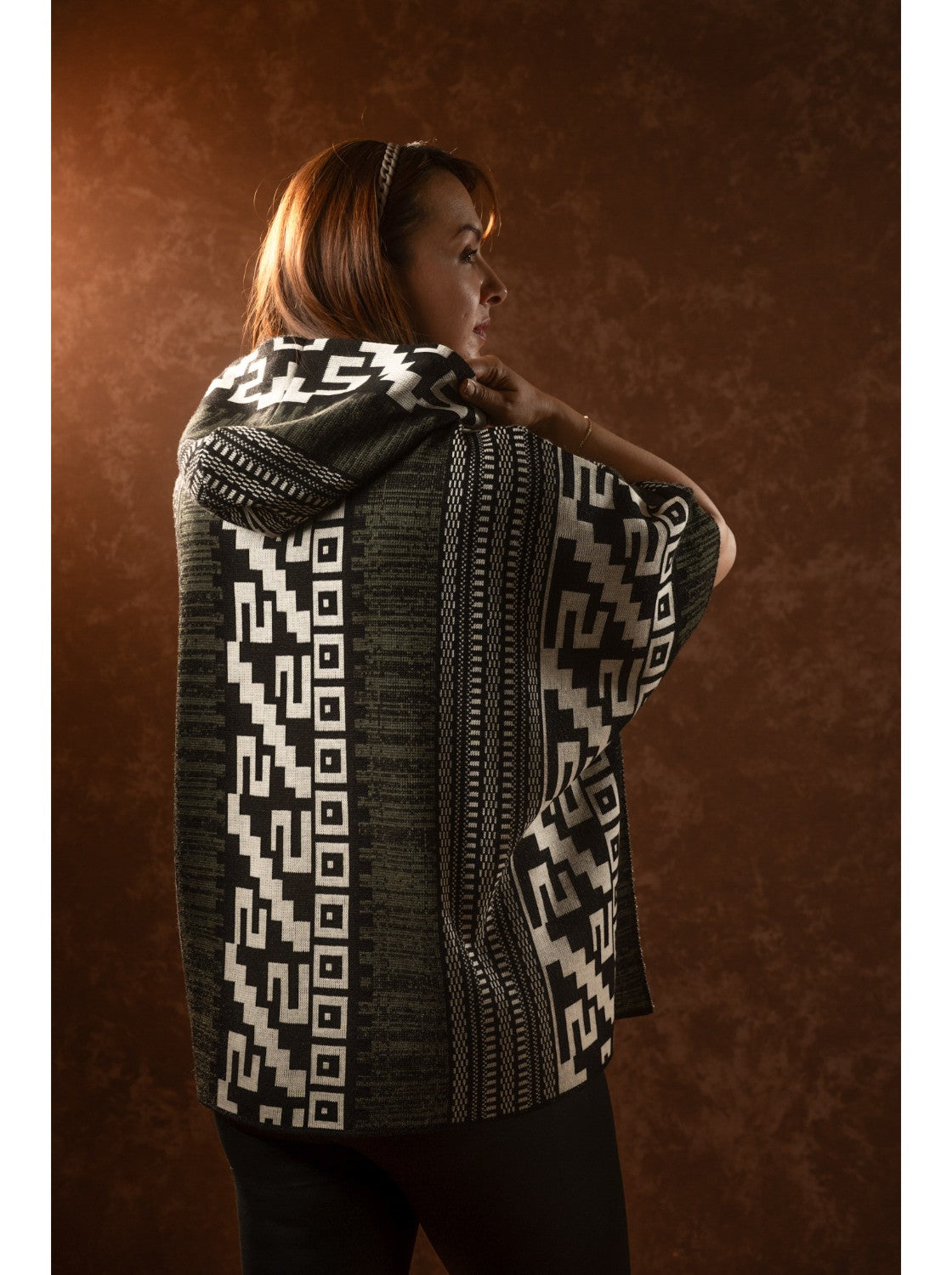 Ruana Moderna para mujer. Candela Habano-Negro