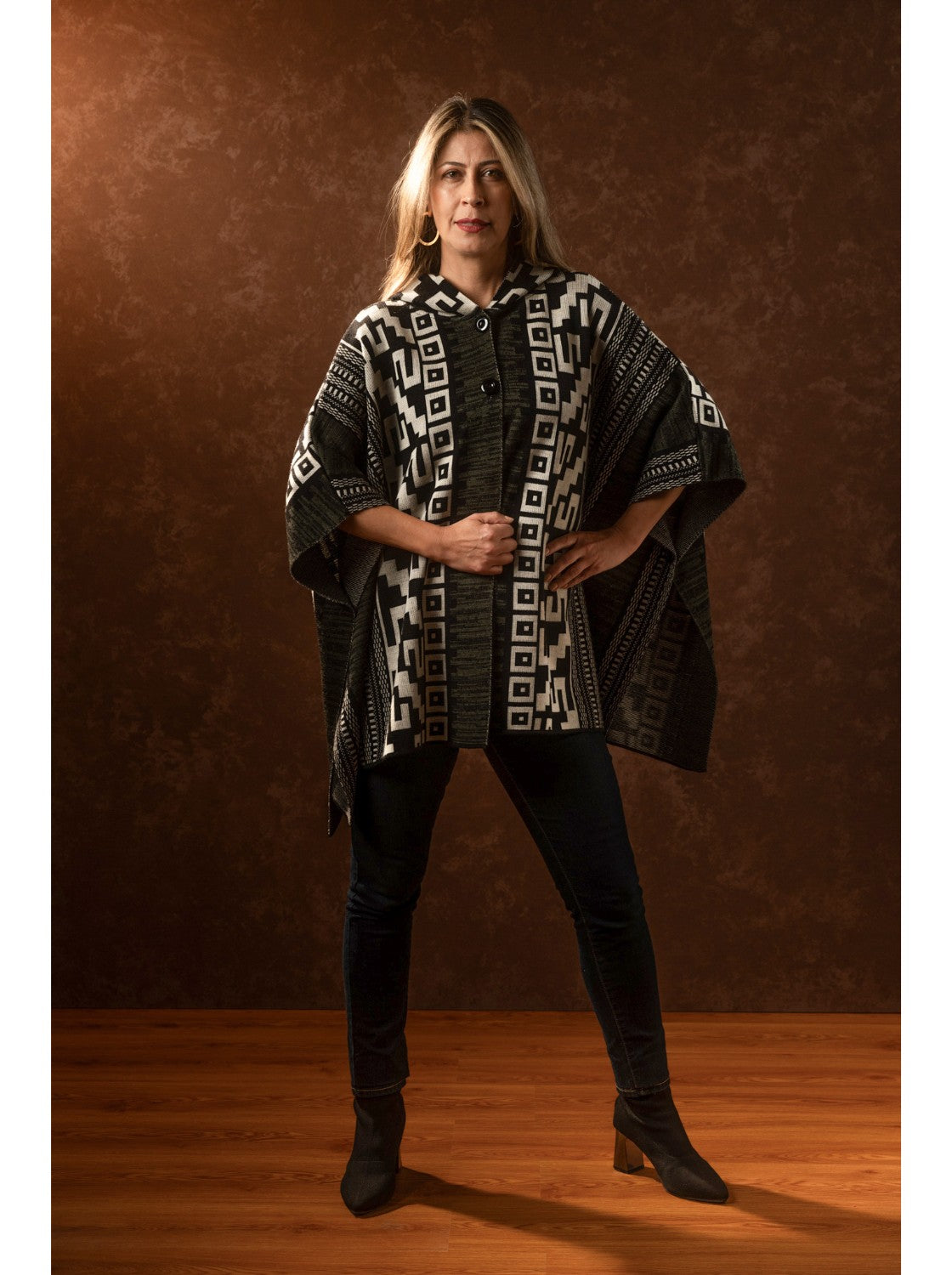 Ruana Moderna para mujer. Candela Habano-Negro