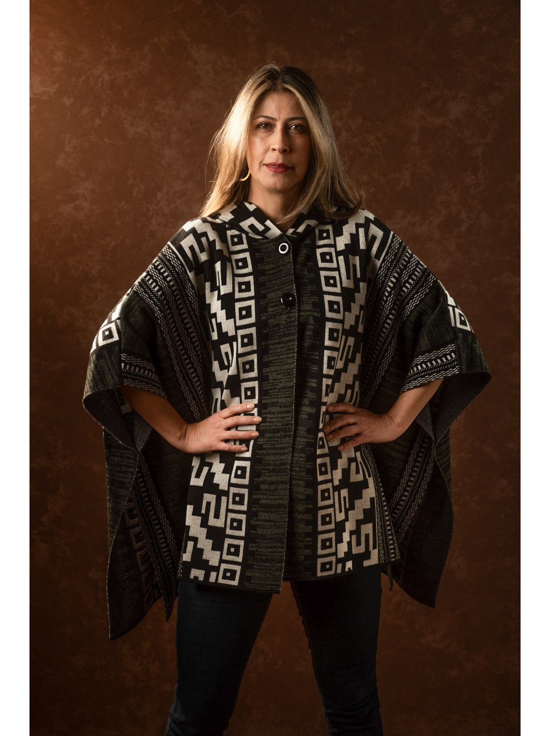 Ruana Moderna para mujer. Candela Habano-Negro