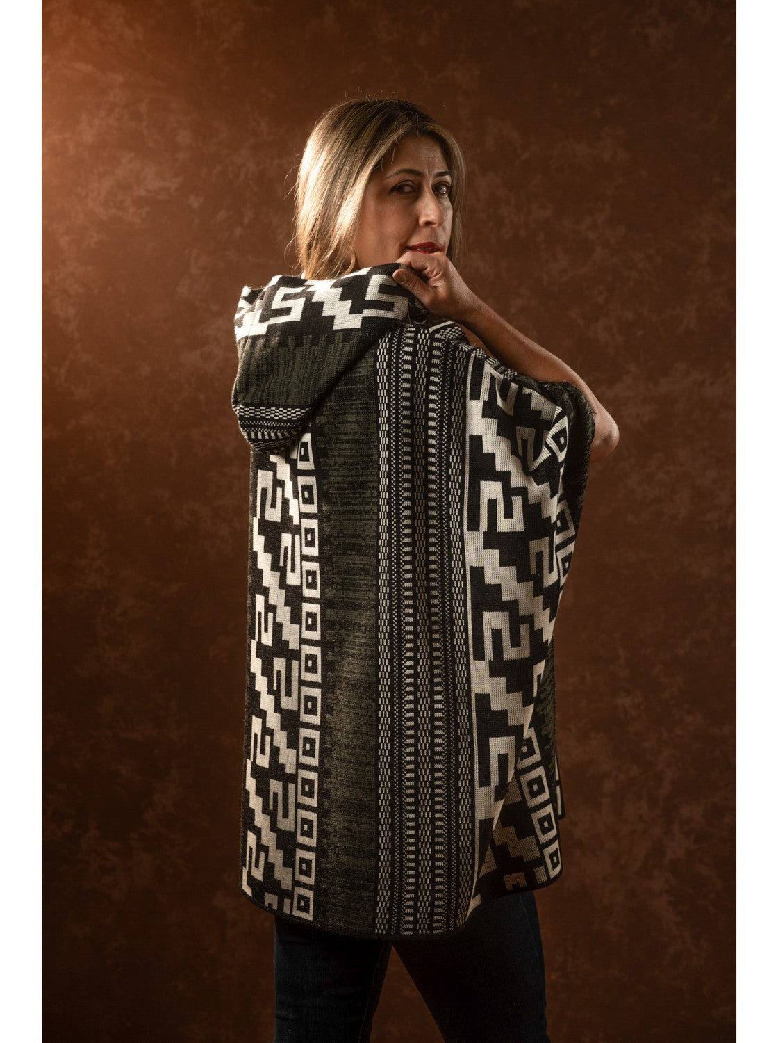 Ruana Moderna para mujer. Candela Habano-Negro