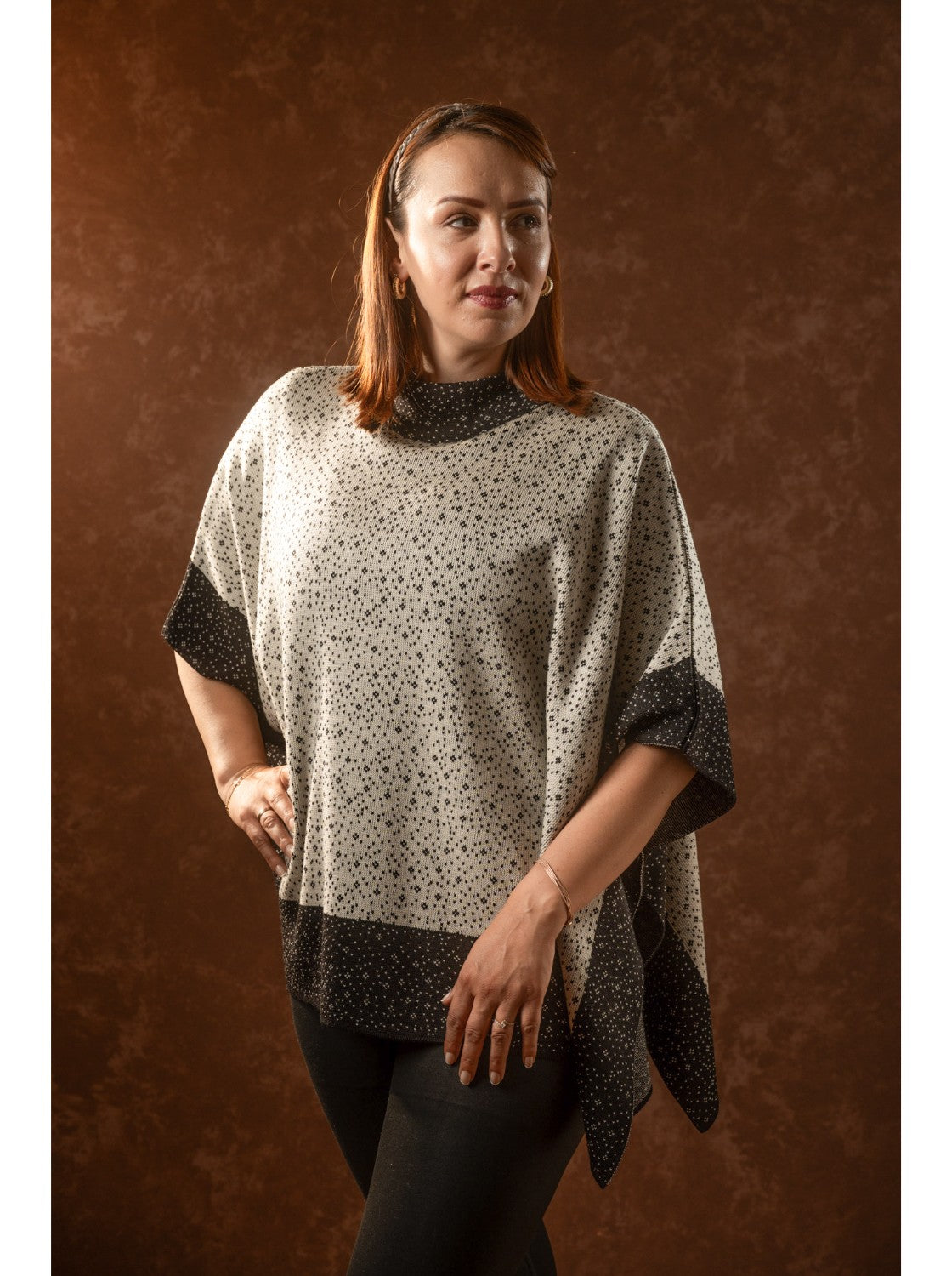 Ruana de mujer. Dalila Negro-Habano