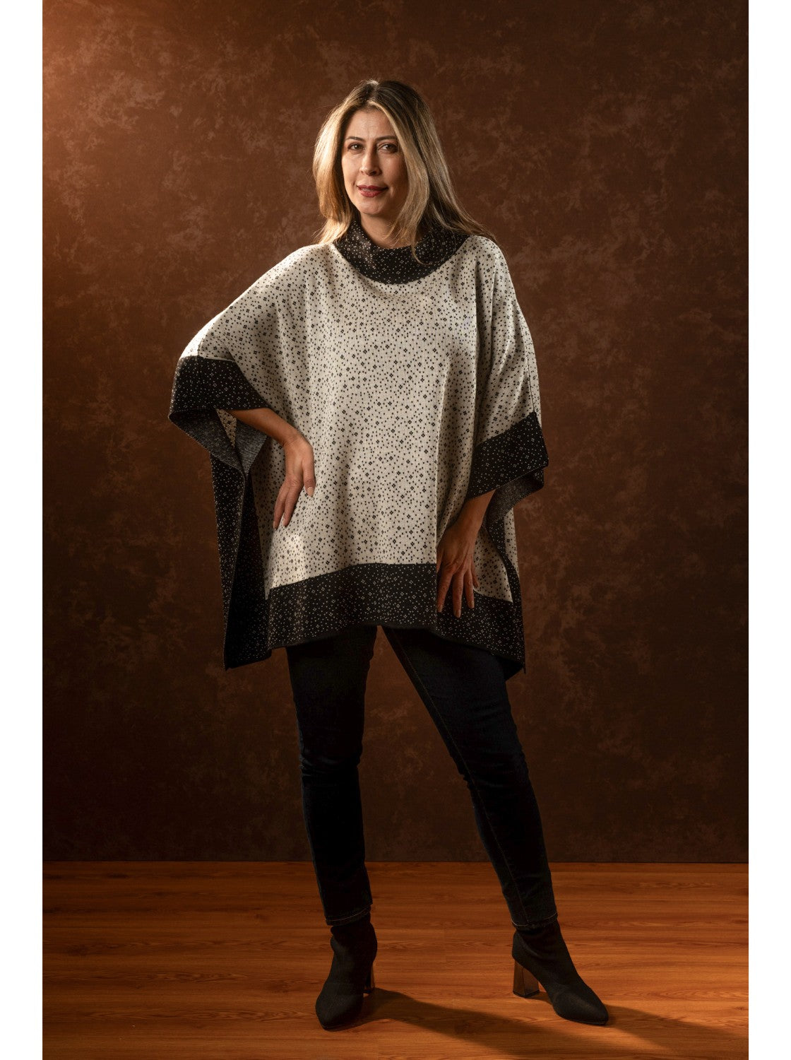 Ruana de mujer. Dalila Negro-Habano