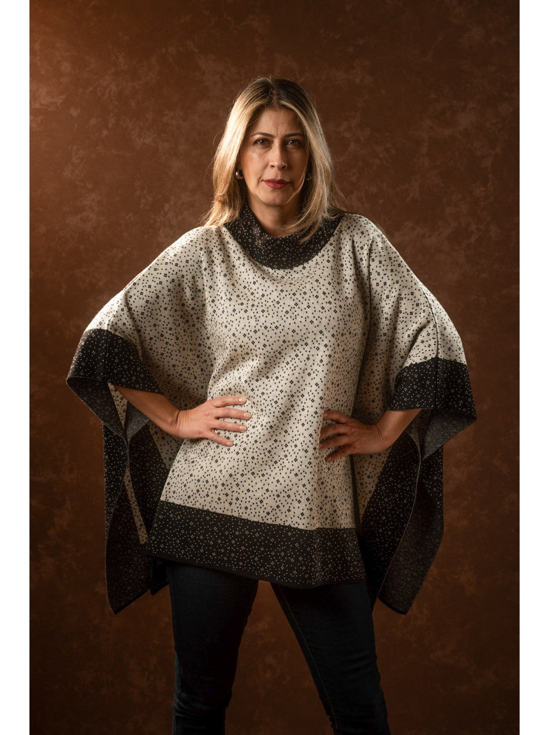 Ruana de mujer. Dalila Negro-Habano