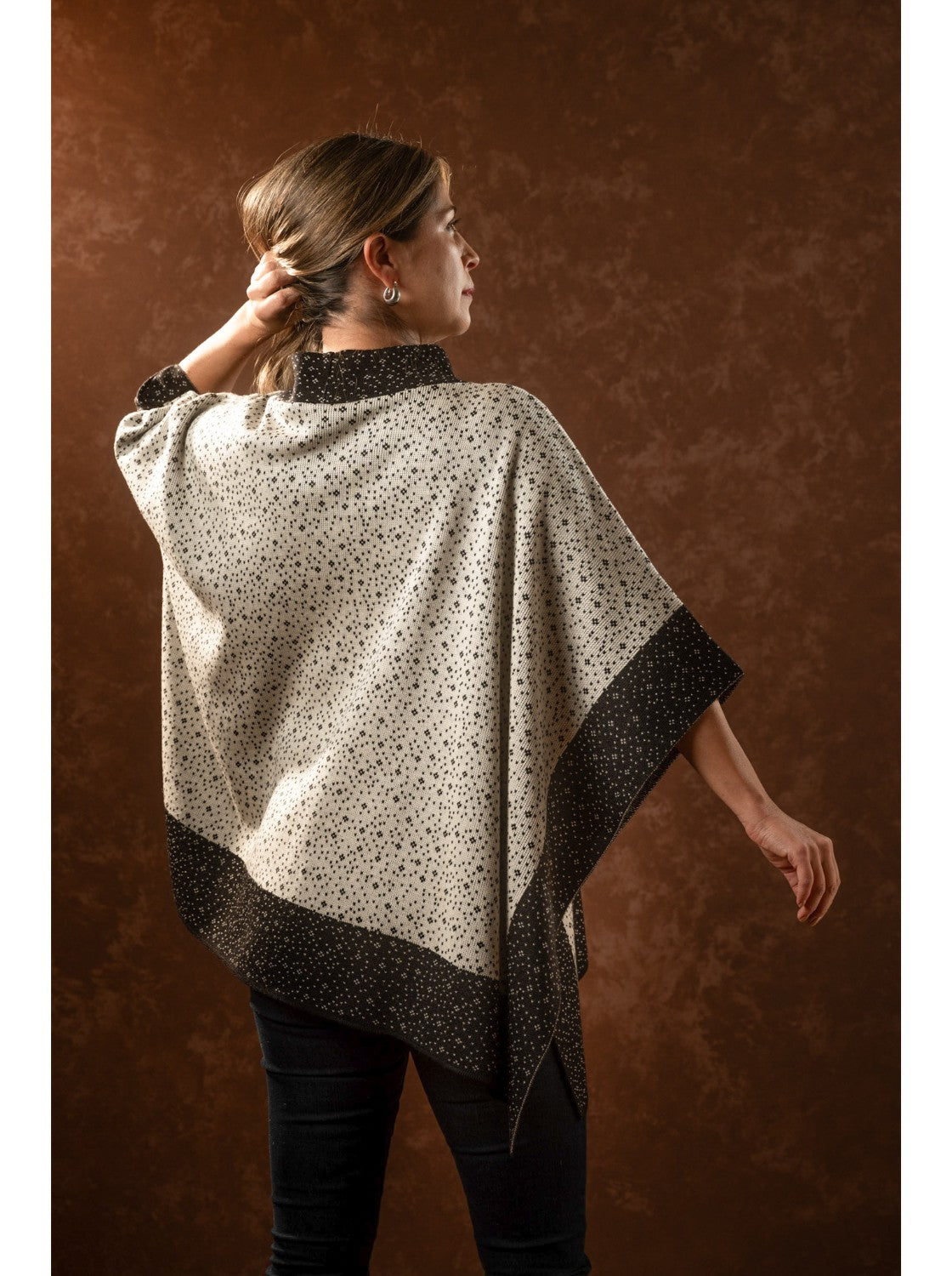 Ruana de mujer. Dalila Negro-Habano