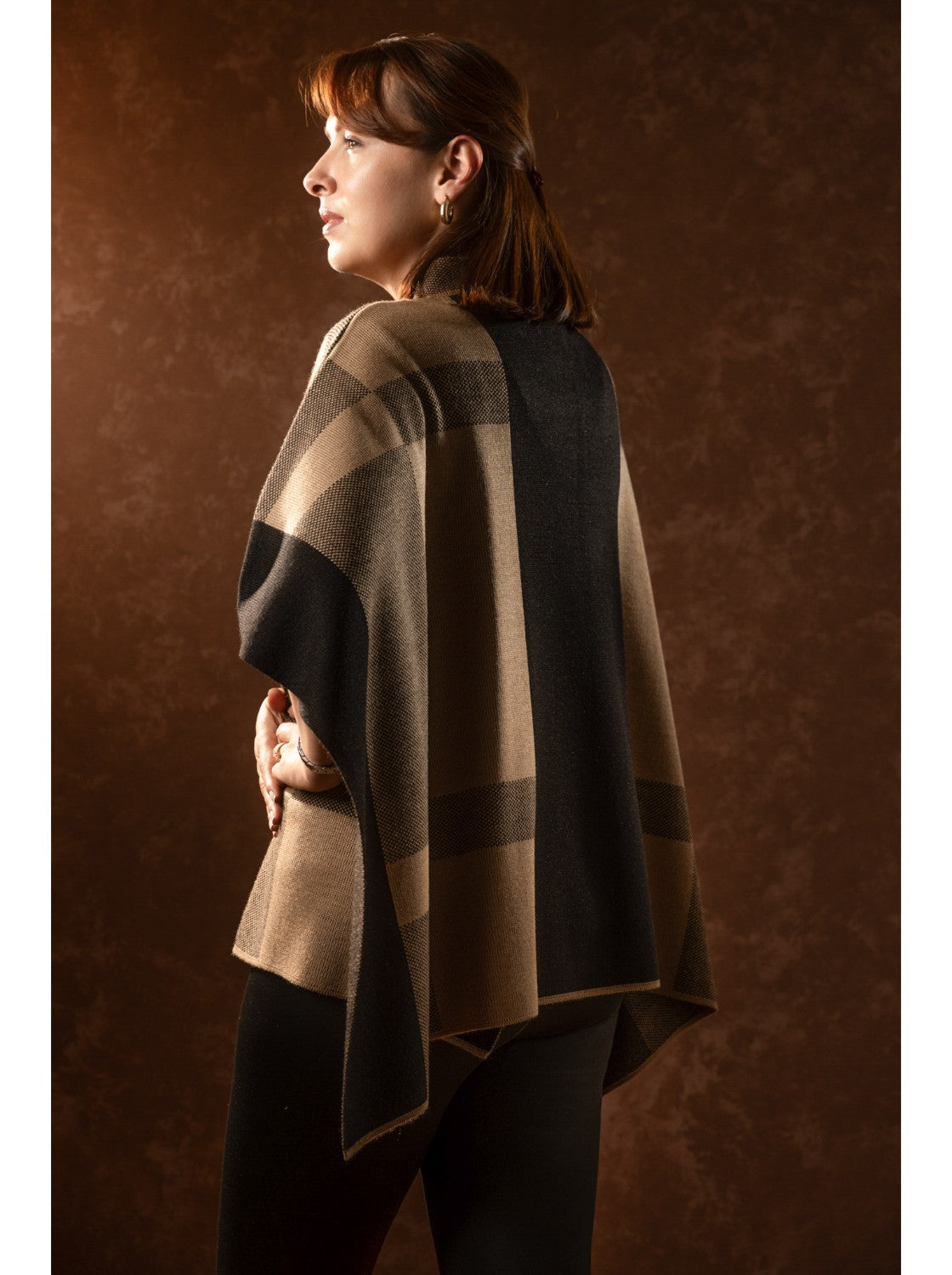 Ruana tejida. Ibiza Negro-Camel