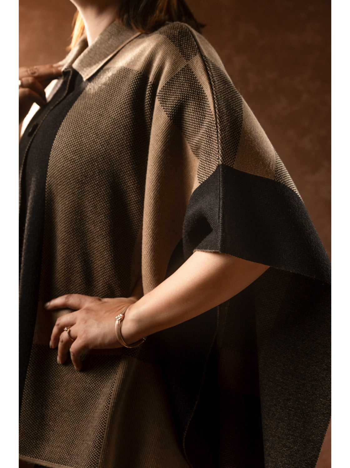 Ruana tejida. Ibiza Negro-Camel