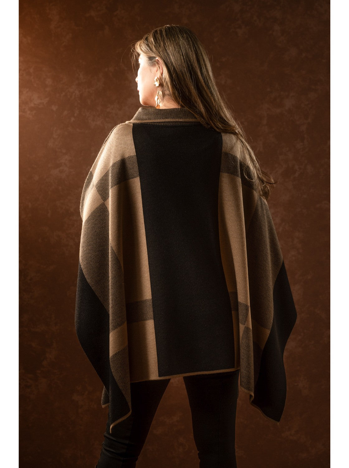 Ruana tejida. Ibiza Negro-Camel