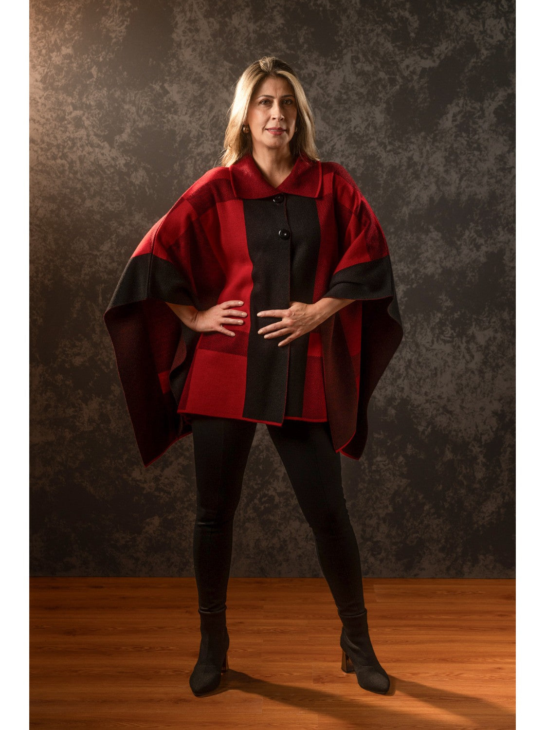 Ruana tejida. Ibiza Negro-Rojo