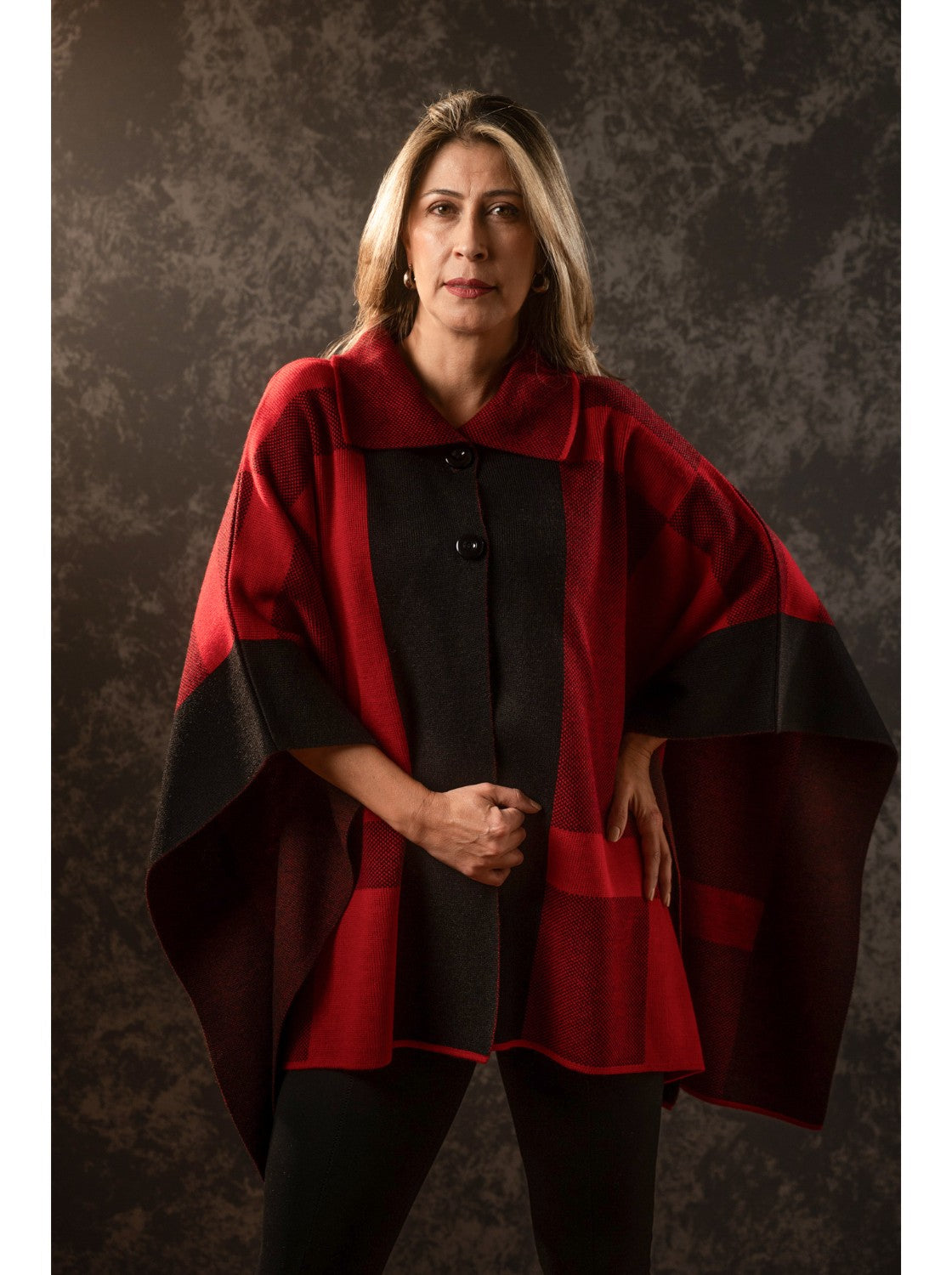 Ruana tejida. Ibiza Negro-Rojo