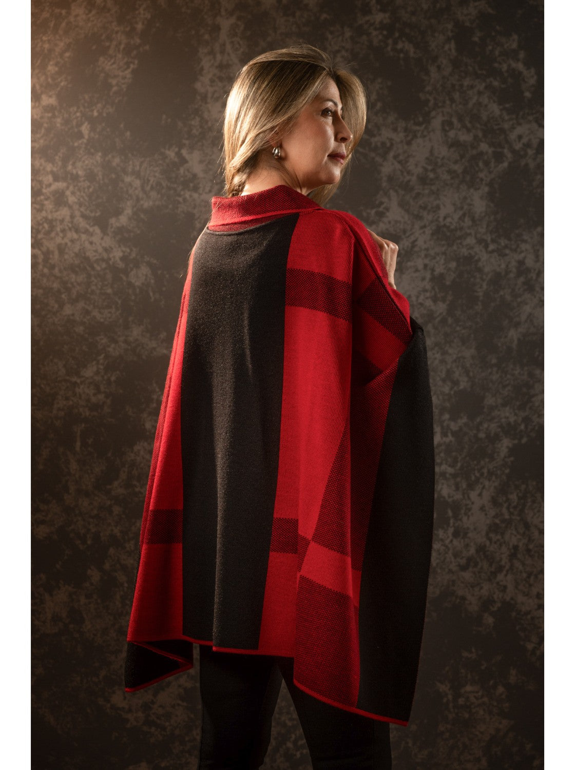 Ruana tejida. Ibiza Negro-Rojo