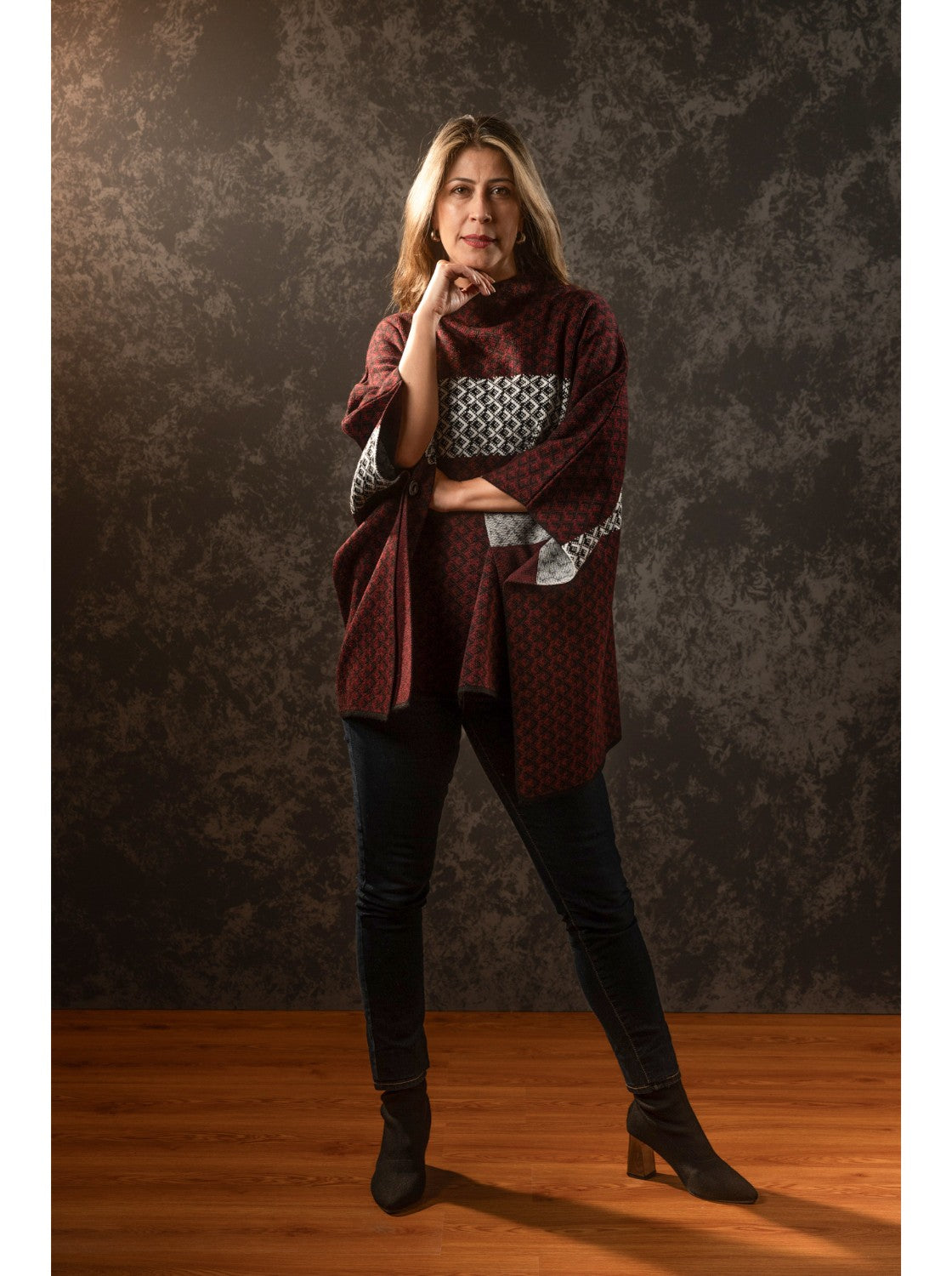 Ruana elegante. Kany Vinotinto-Negro