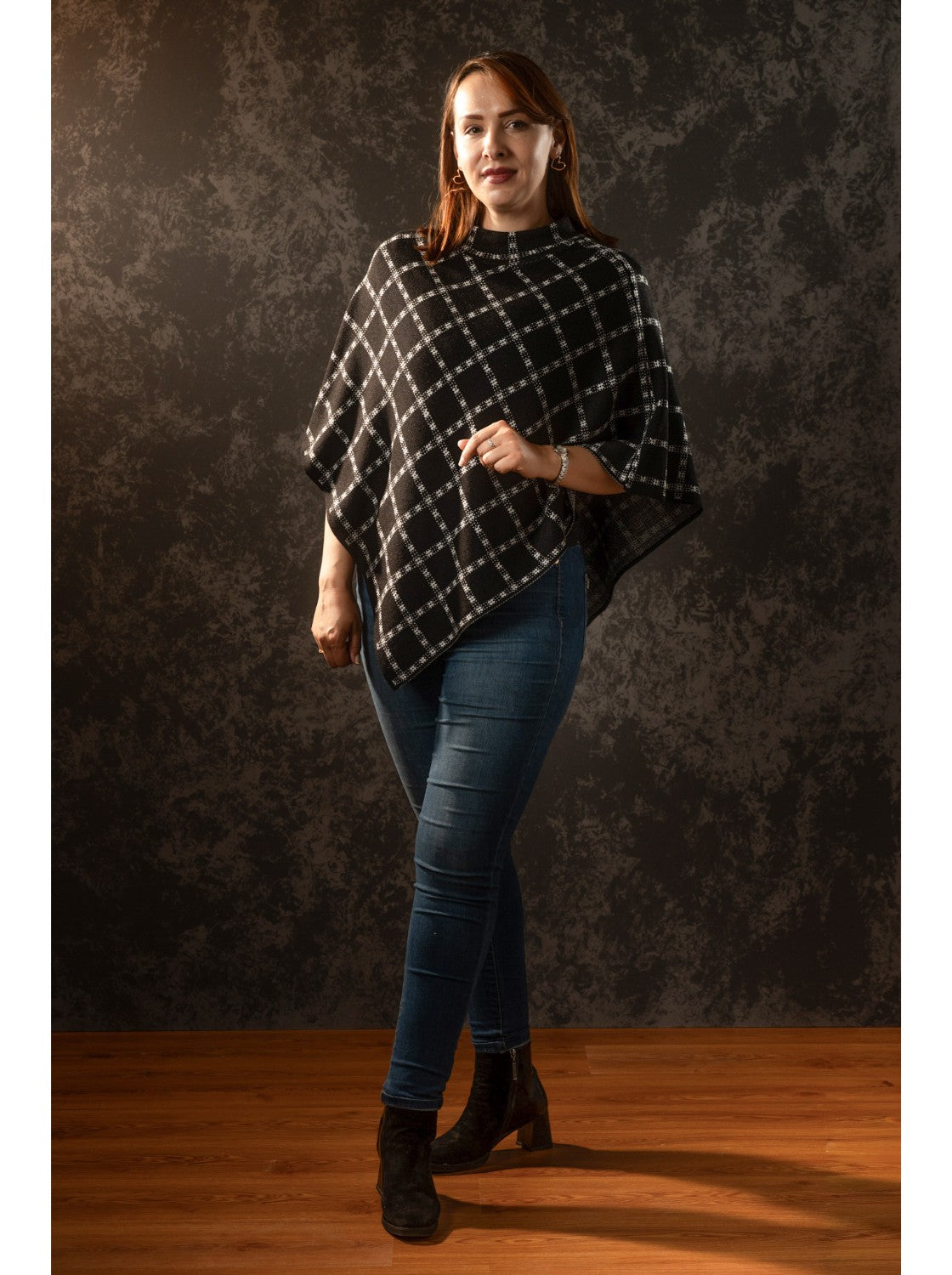 Ruana de moda para  mujer. Mayo Negro-Hueso