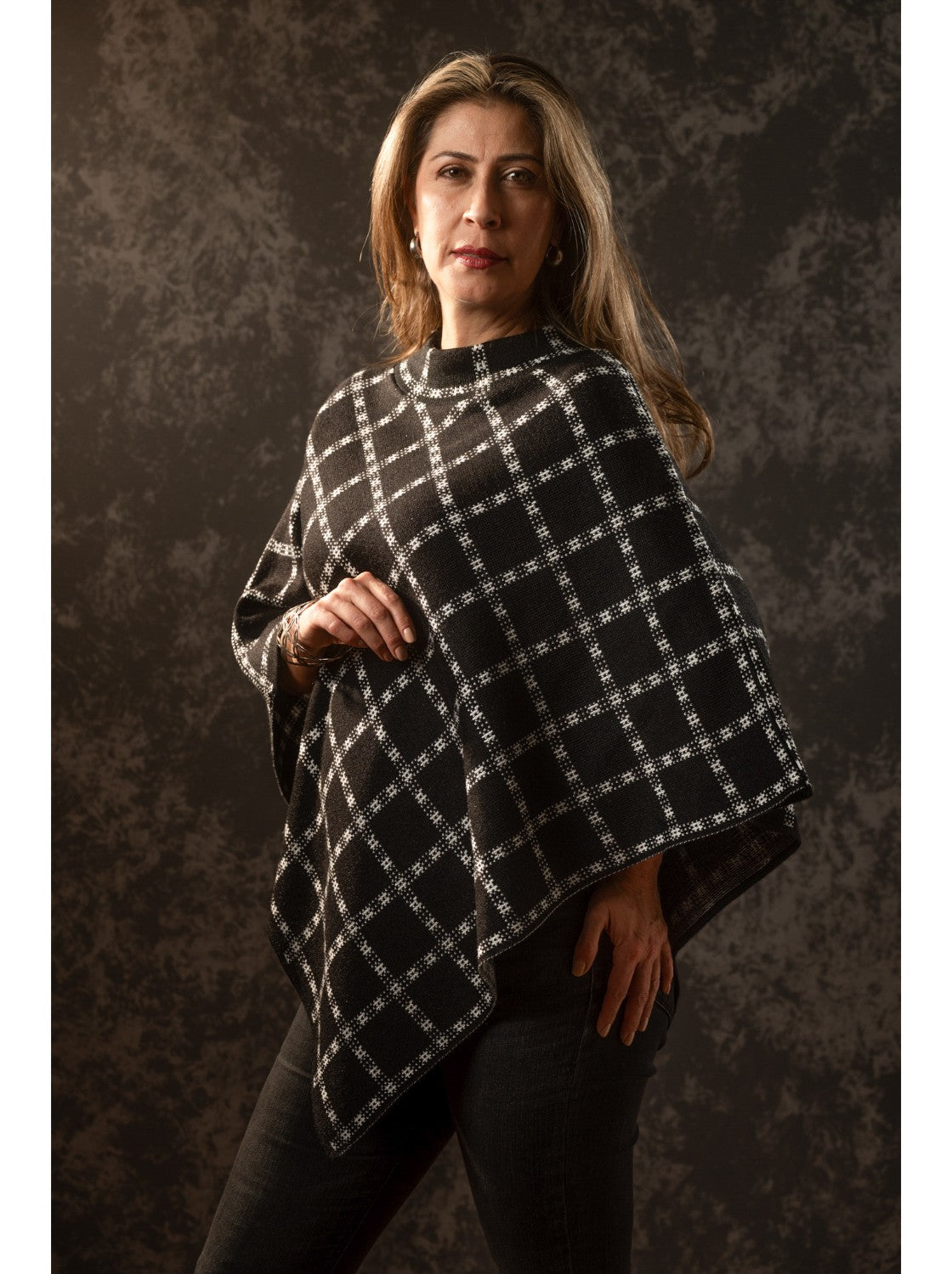 Ruana de moda para  mujer. Mayo Negro-Hueso