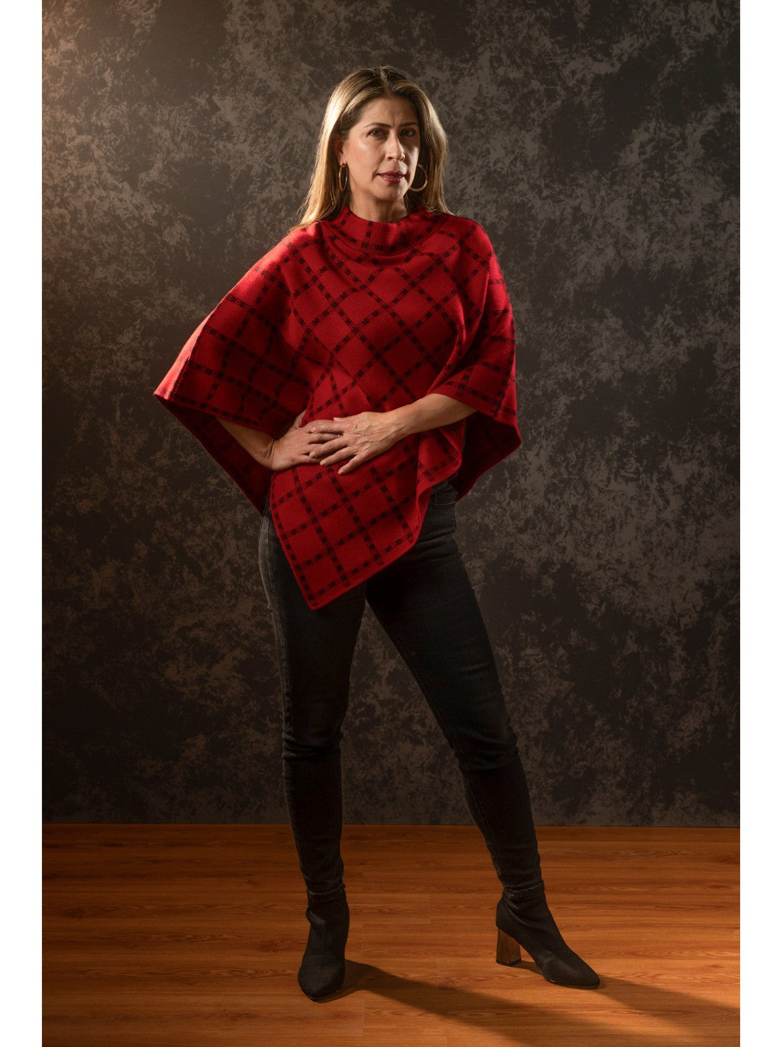 Ruana de moda para  mujer. Mayo Rojo-Negro