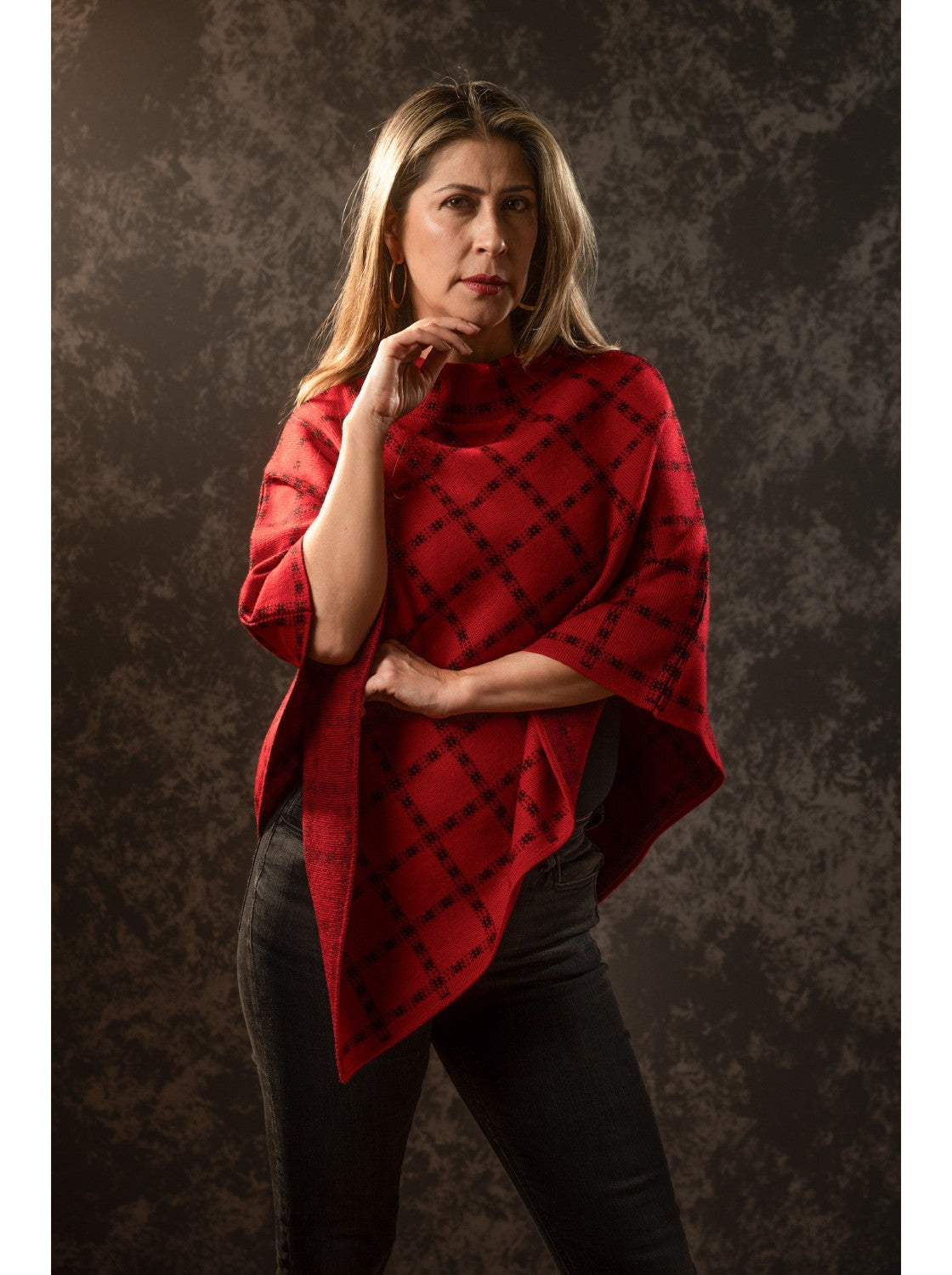 Ruana de moda para  mujer. Mayo Rojo-Negro