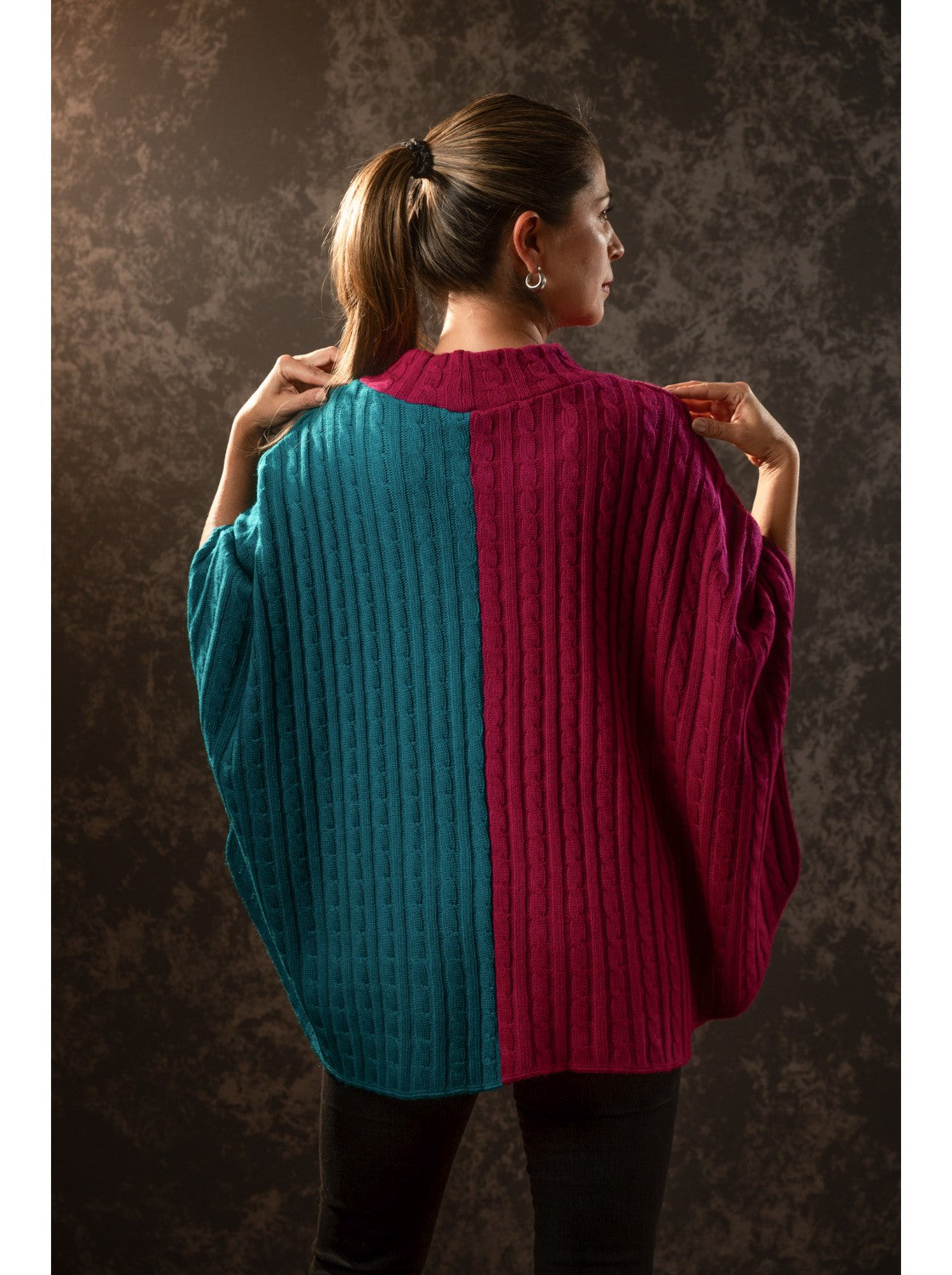 Ruana tejido trenzado Mujer. Moñitos Fucsia-Jade