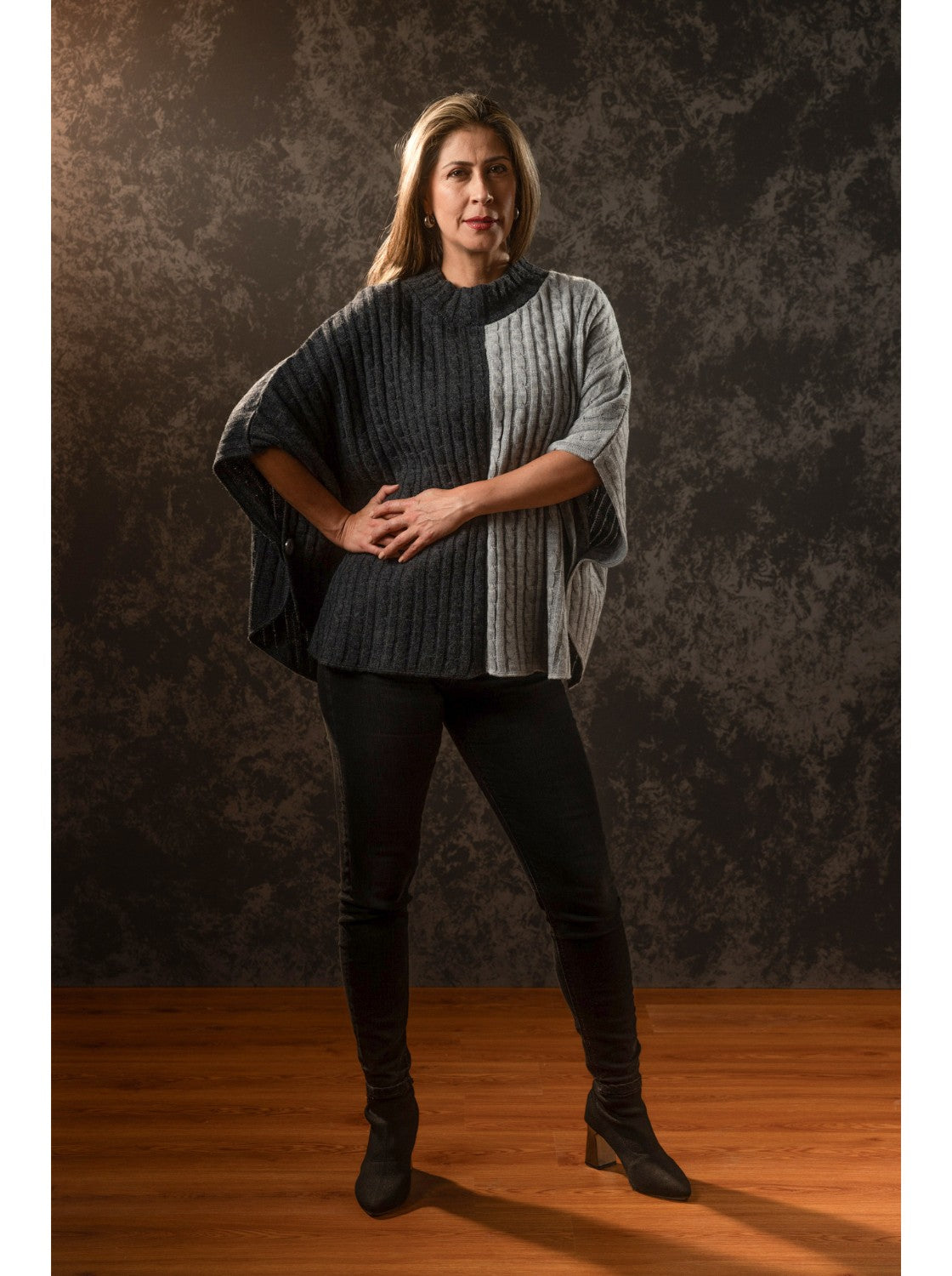 Ruana tejido trenzado Mujer. Moñitos Gris