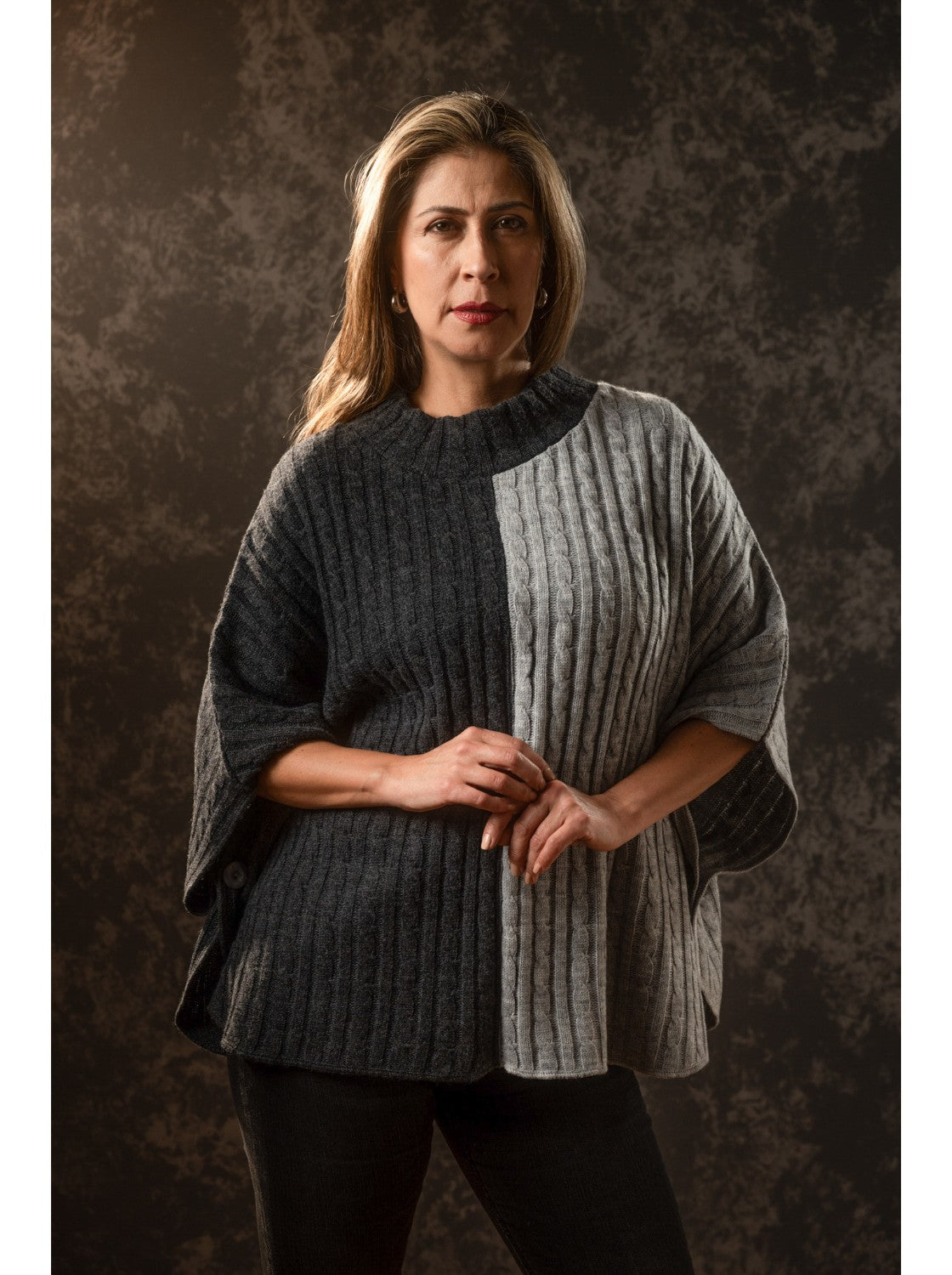 Ruana tejido trenzado Mujer. Moñitos Gris