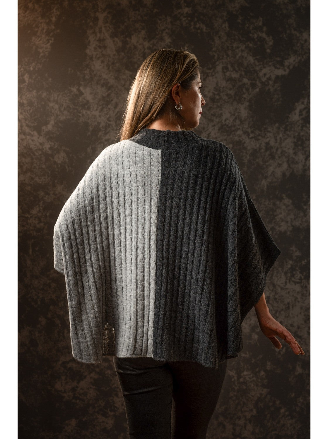 Ruana tejido trenzado Mujer. Moñitos Gris