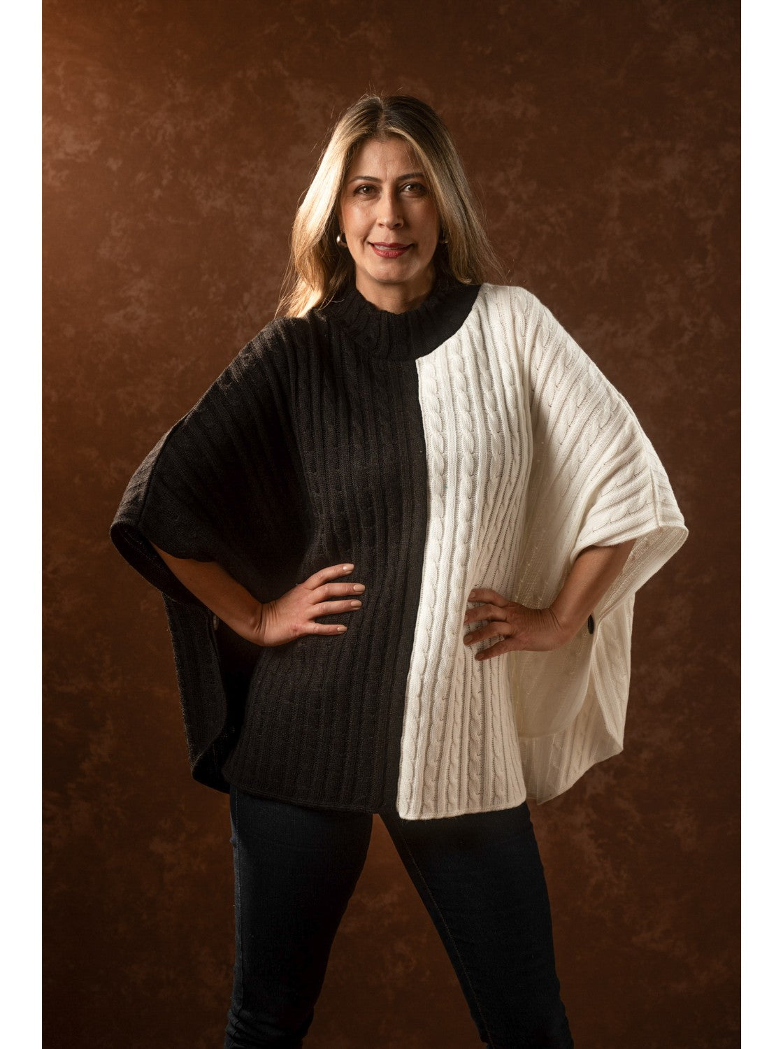 Ruana tejido trenzado Mujer. Moñitos Negro-Hueso