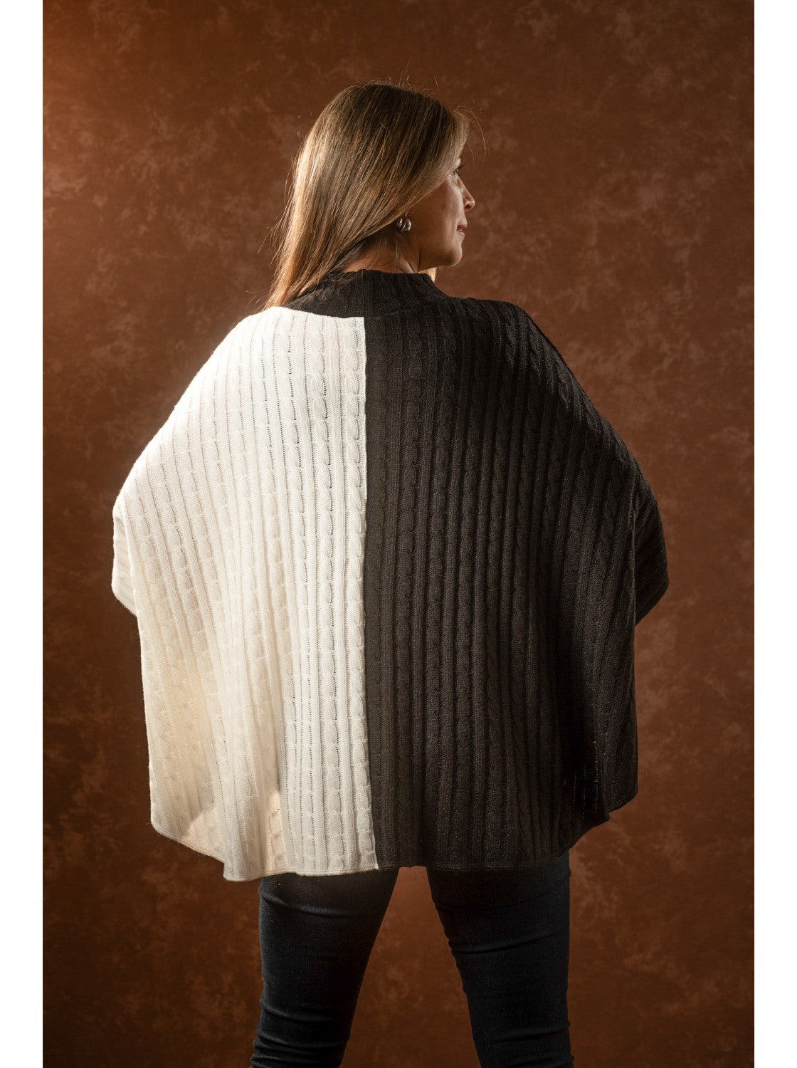 Ruana tejido trenzado Mujer. Moñitos Negro-Hueso