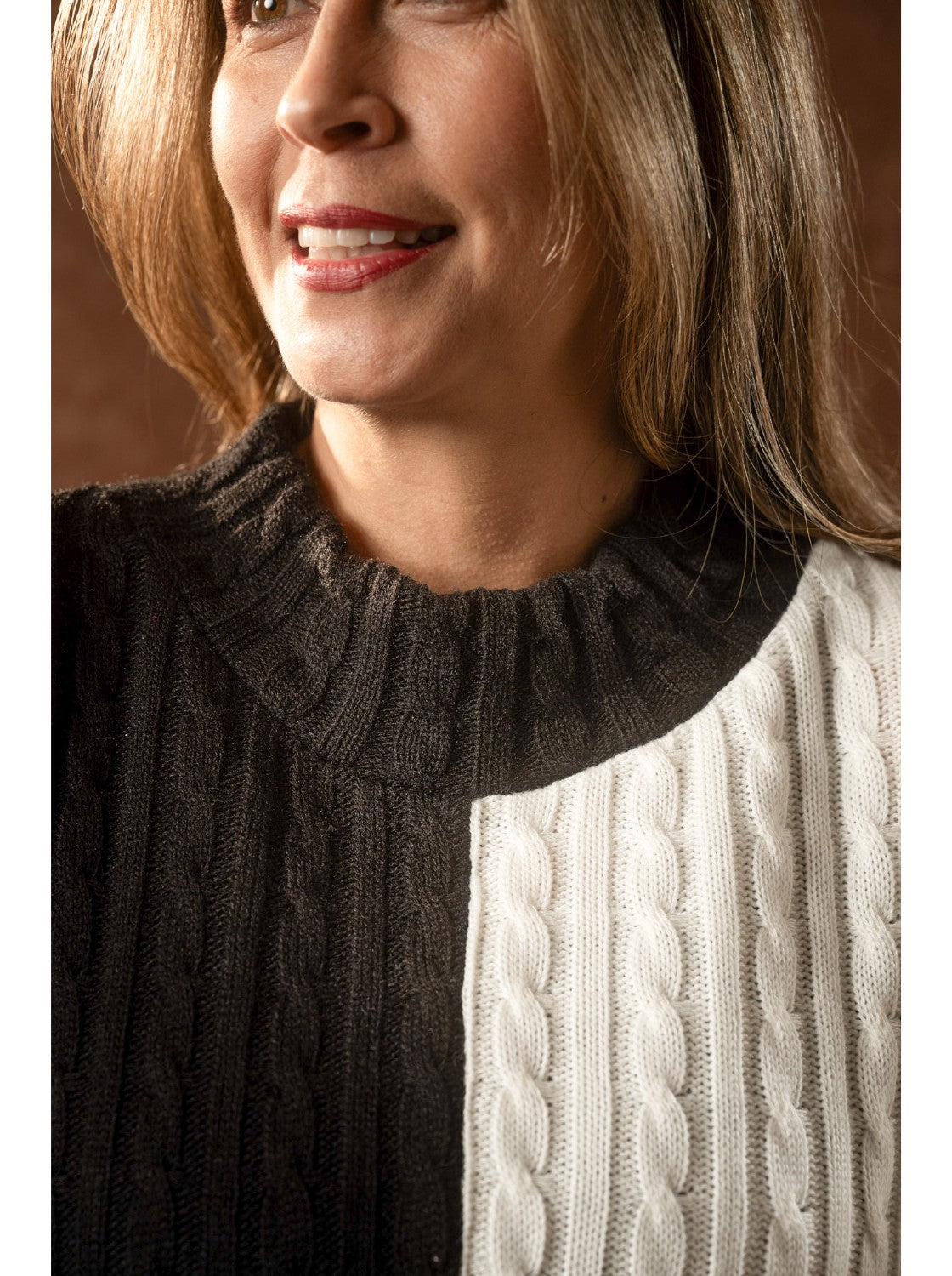 Ruana tejido trenzado Mujer. Moñitos Negro-Hueso