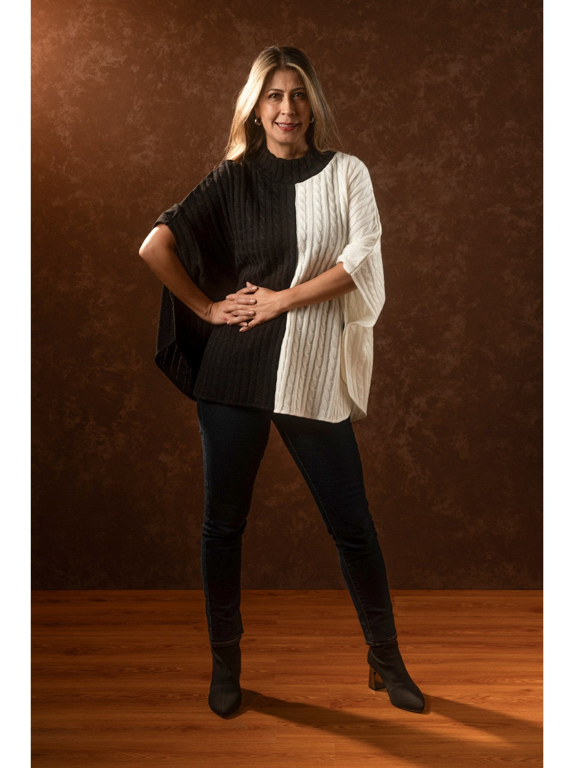 Ruana tejido trenzado Mujer. Moñitos Negro-Hueso