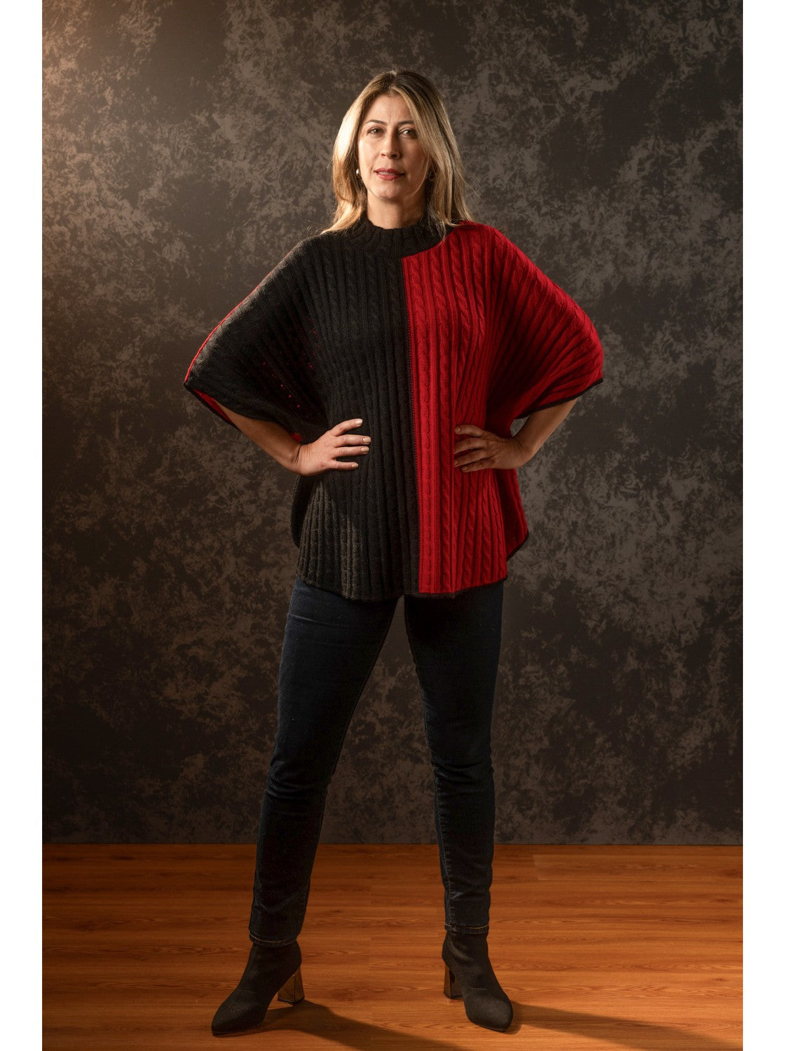 Ruana tejido trenzado Mujer. Moñitos Rojo-Negro