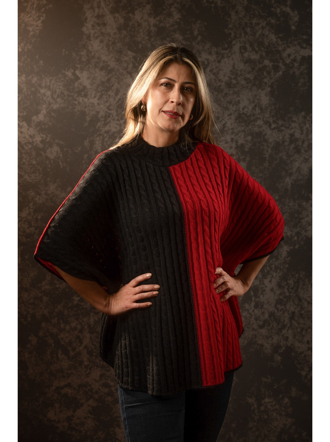 Ruana tejido trenzado Mujer. Moñitos Rojo-Negro