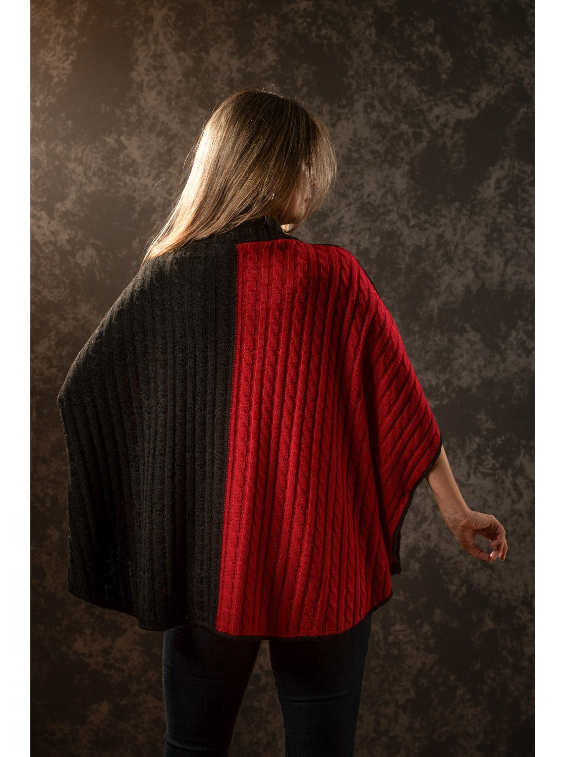 Ruana tejido trenzado Mujer. Moñitos Rojo-Negro